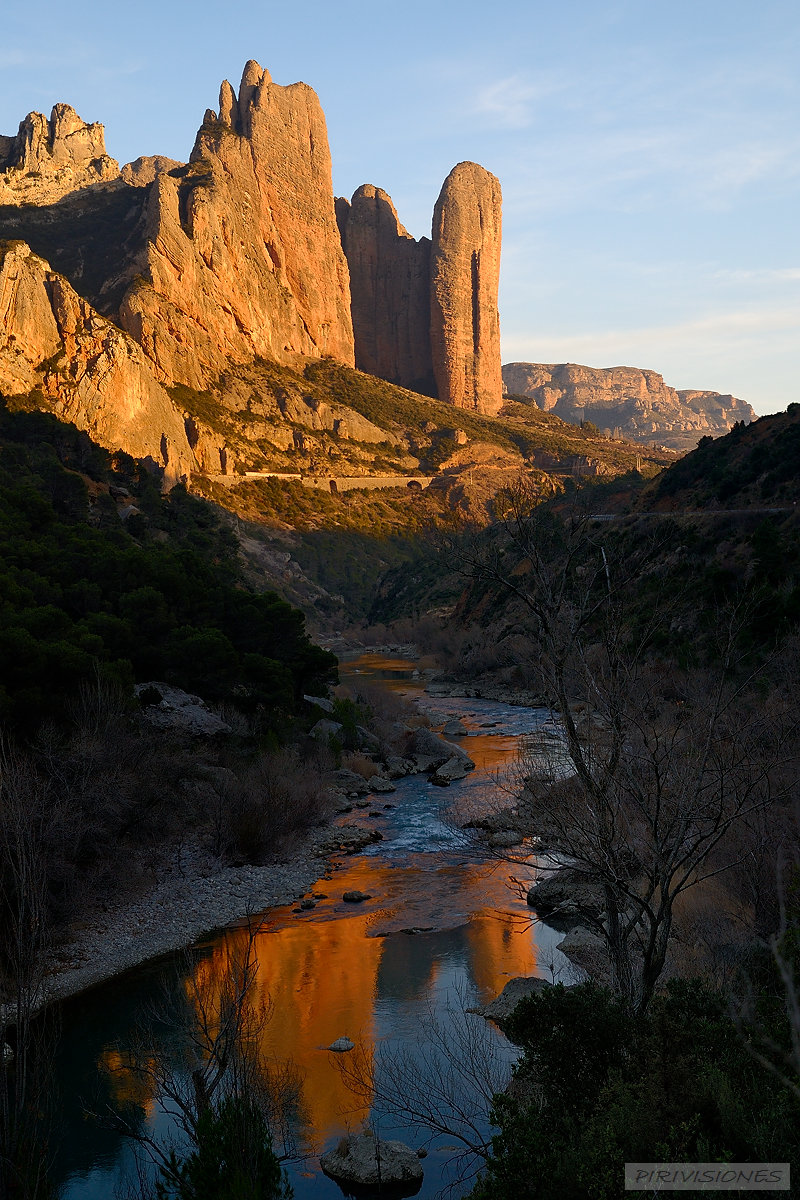 pirivisiones; Aragón; Conglomerado; El Puro; España; Formato vertical; Hoya de Huesca; Huesca; Invierno; Luz de atardecer; Mallo Firé; Mallos de Riglos; Montaña; Paisaje; Pirineos; Punta Mallafré