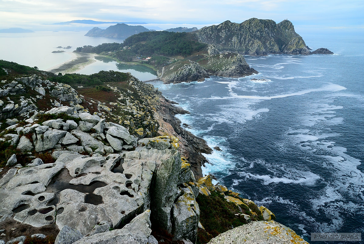 pirivisiones; Desde el Alto do Principe se contempla el lugar donde dos de las Islas Cies: la Illa de Monteagudo y la Illa de Montefaro se unen formando la Playa de Rodas, el Lago dos Nenos y la Boca 