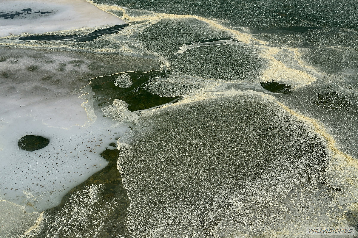 pirivisiones; Lago inferior de Barroude - El color verdoso de las aguas heladas sea debido posiblemente al polen que arrastran los fuertes vientos del sudoeste procedente de los pinos del valle de Bar
