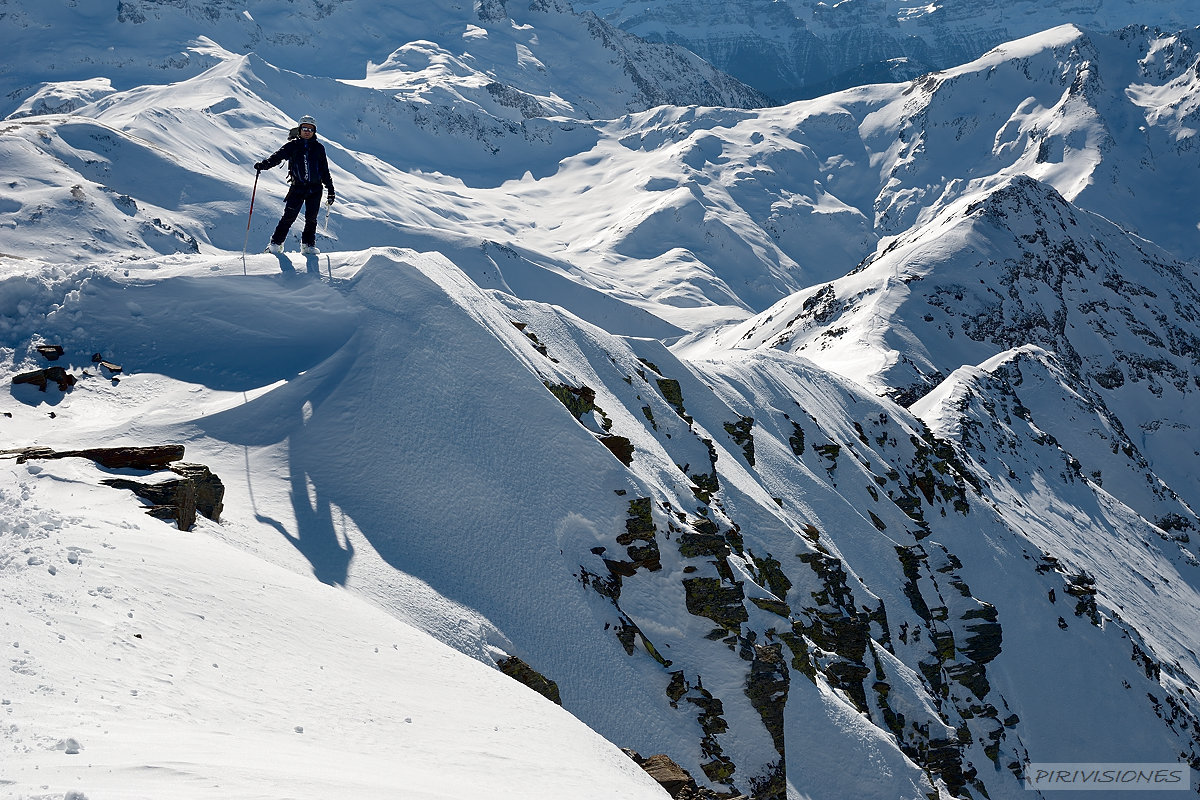 pirivisiones; Montaña; Pirineos; Pyrenees; Pyrénées; Gente; Samuel; Aragón; España; Esqui de montaña; Huesca; San Juan de Plan; Sobrarbe; Invierno; Formato horizontal; Pirineo Axial; Arista; Luc