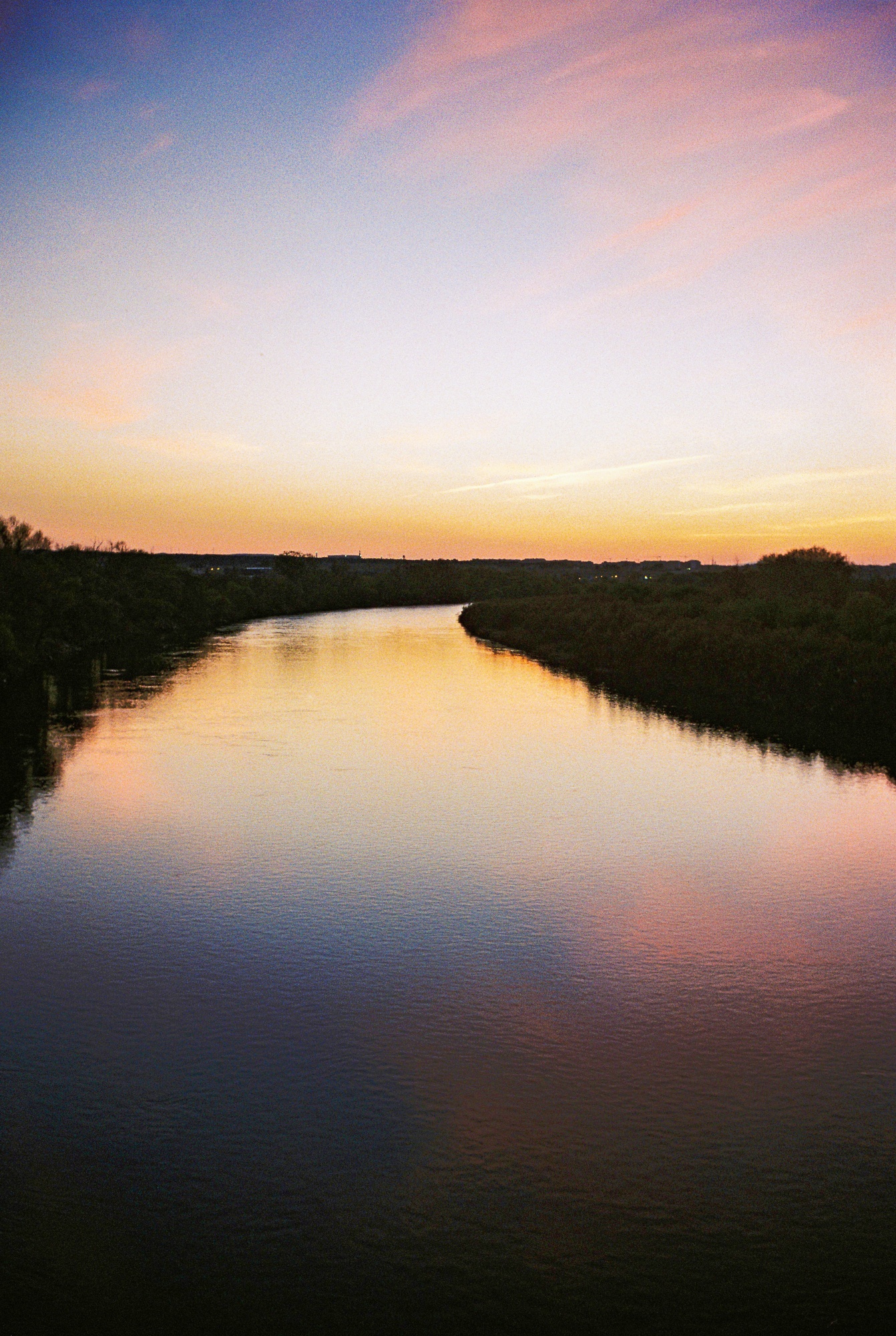 El río Ebro en el crepúsculo