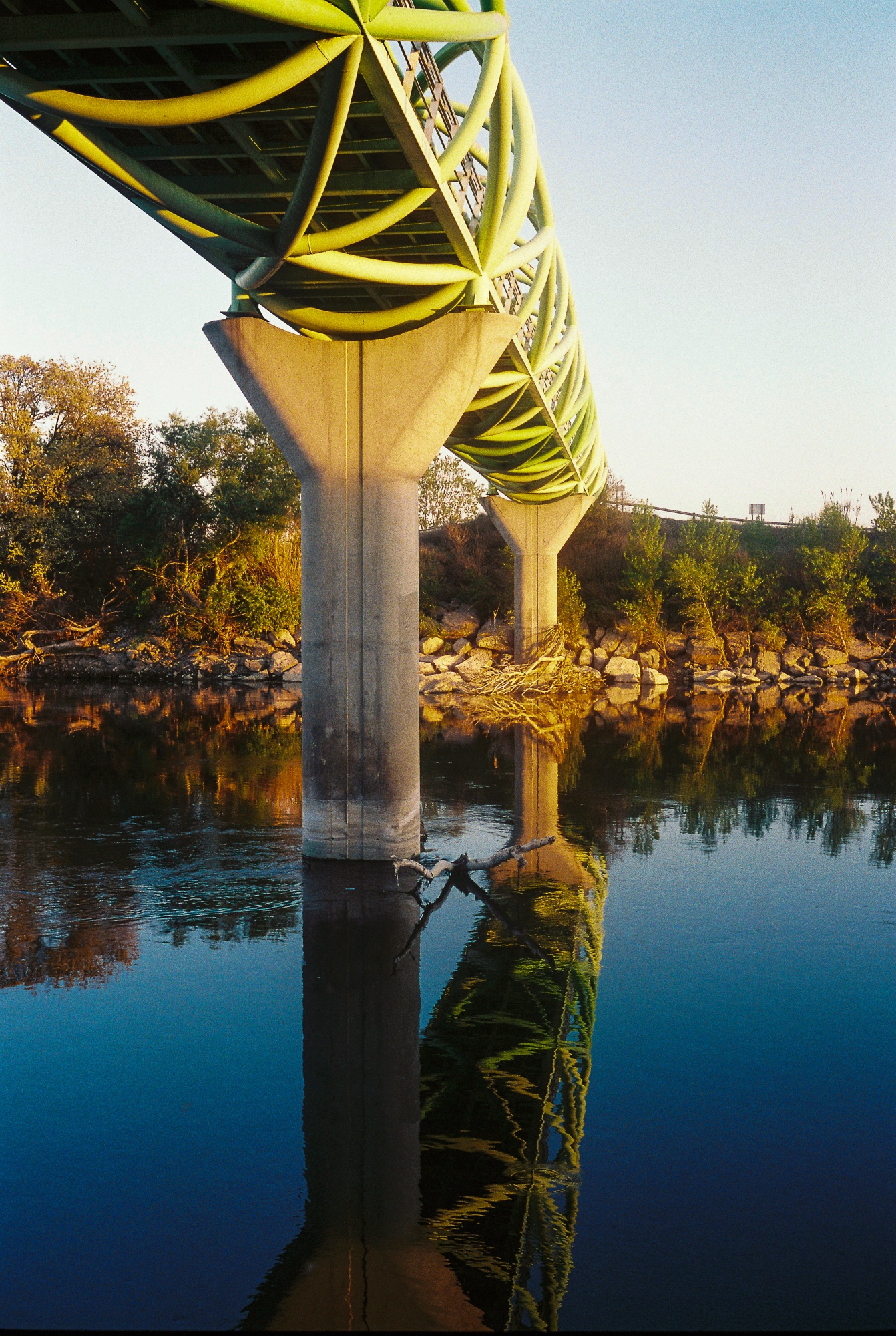 Bajo la pasarela en la Cartuja Baja