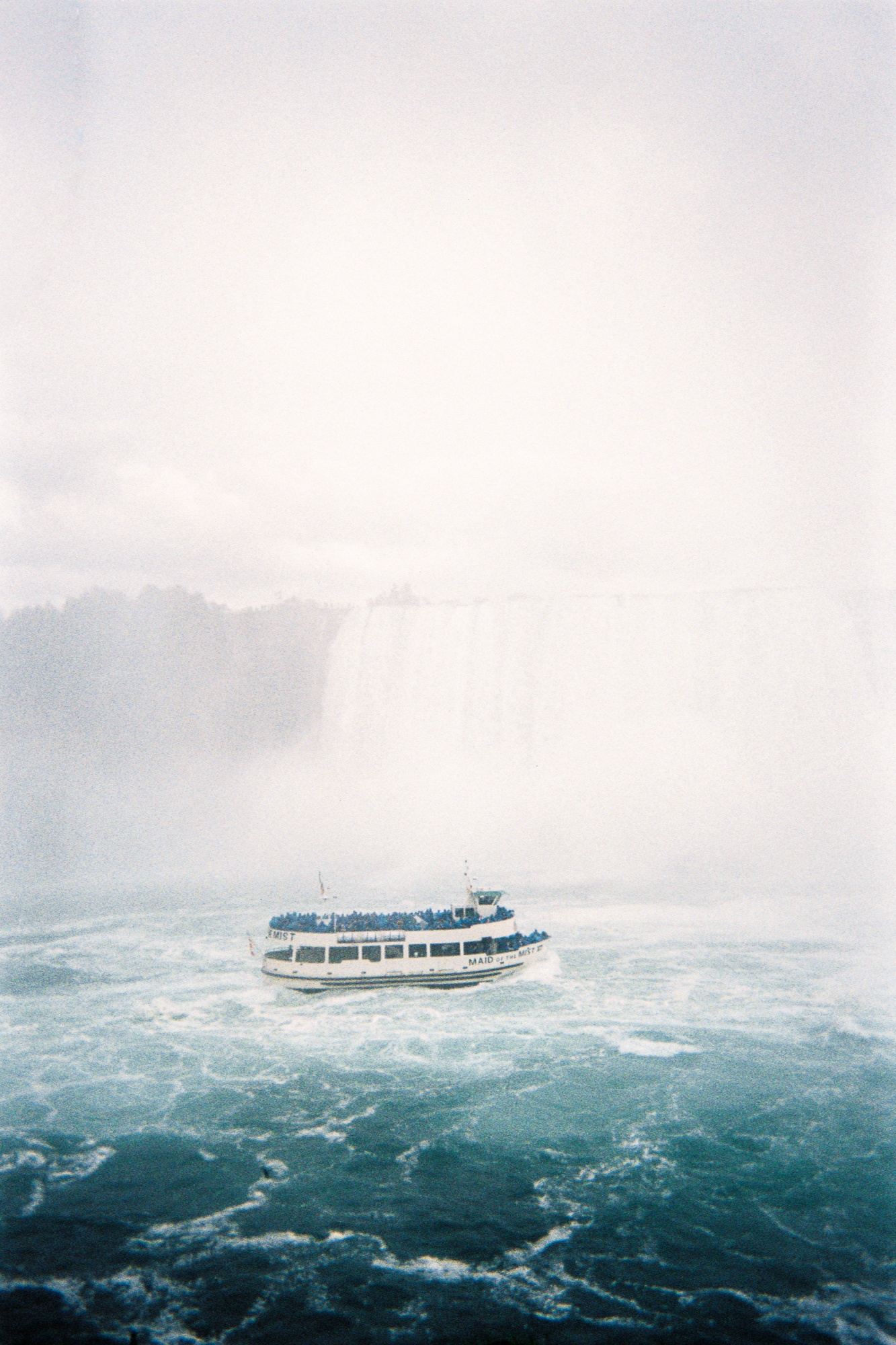 Un barco "Maid of the Mist" - NIágara