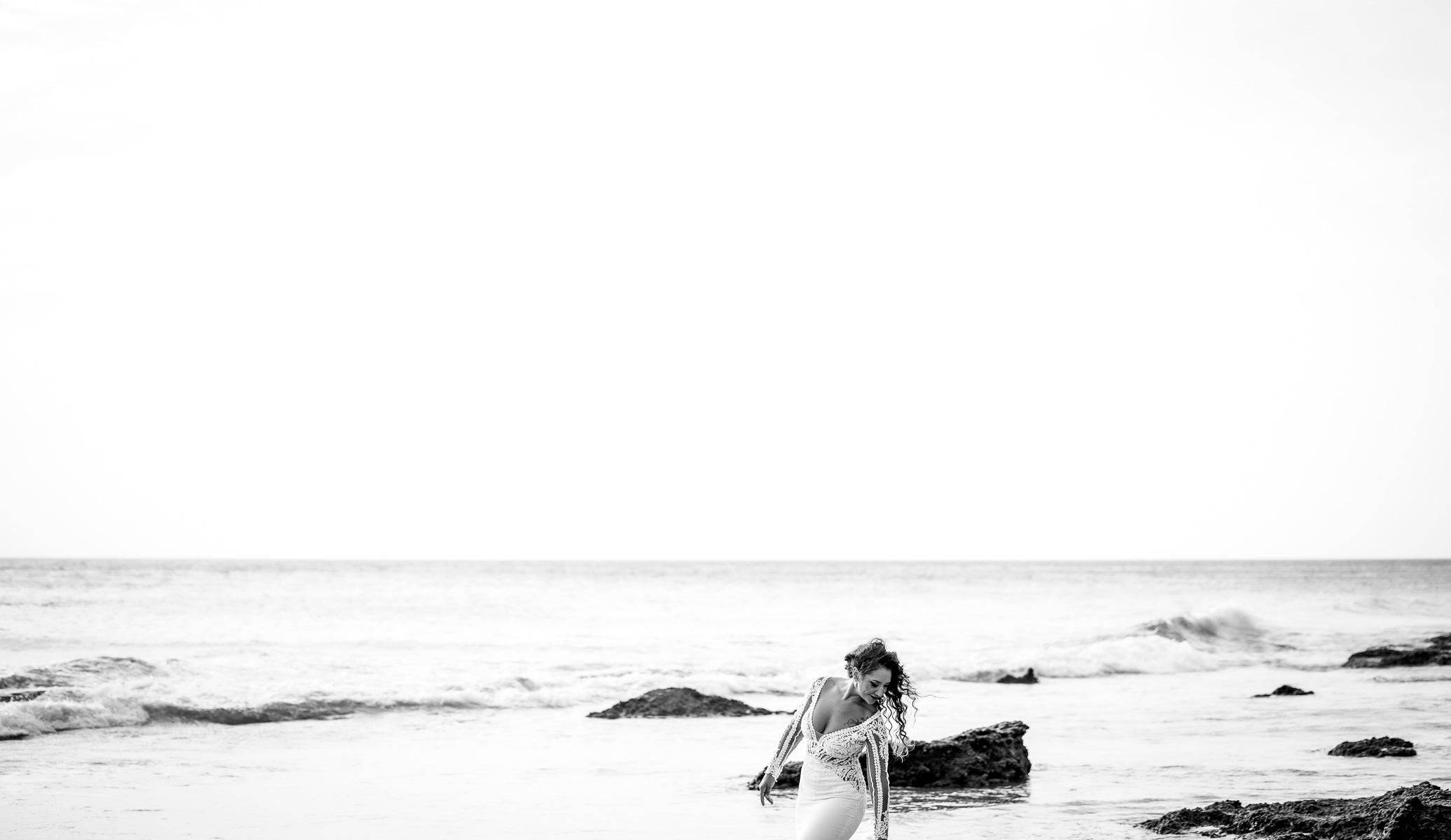 Imagen en blanco y negro de la sesión Postboda de Mari y Víctor en Cala de Roche. Foto Alba 07/10/2022