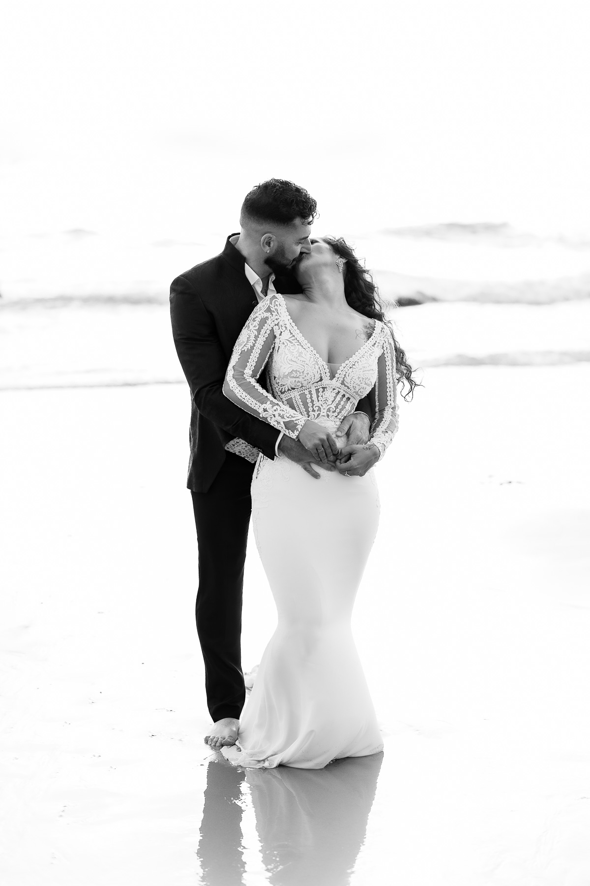Imagen en blanco y negro de la sesión Postboda de Mari y Víctor en Cala de Roche. Foto Alba 07/10/2022