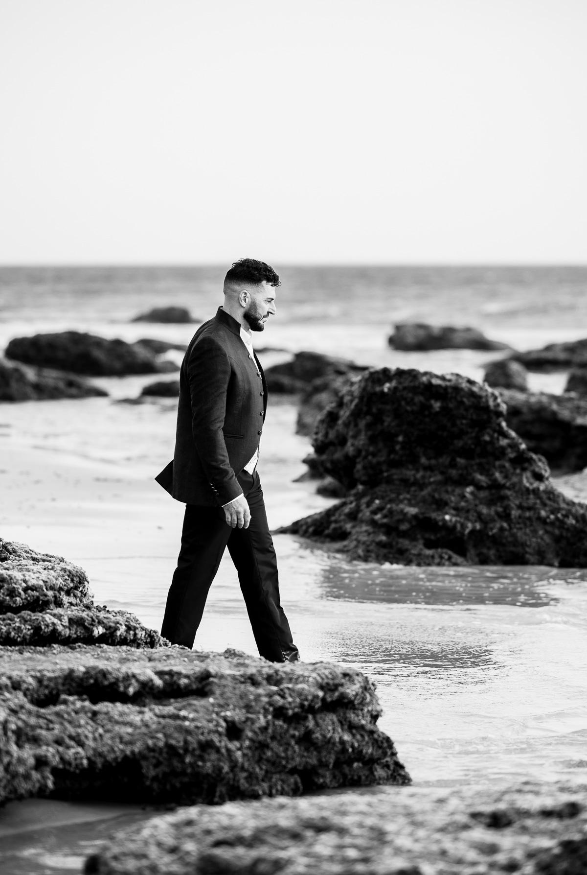 Imagen en blanco y negro de la sesión Postboda de Mari y Víctor en Cala de Roche. Foto Alba 07/10/2022