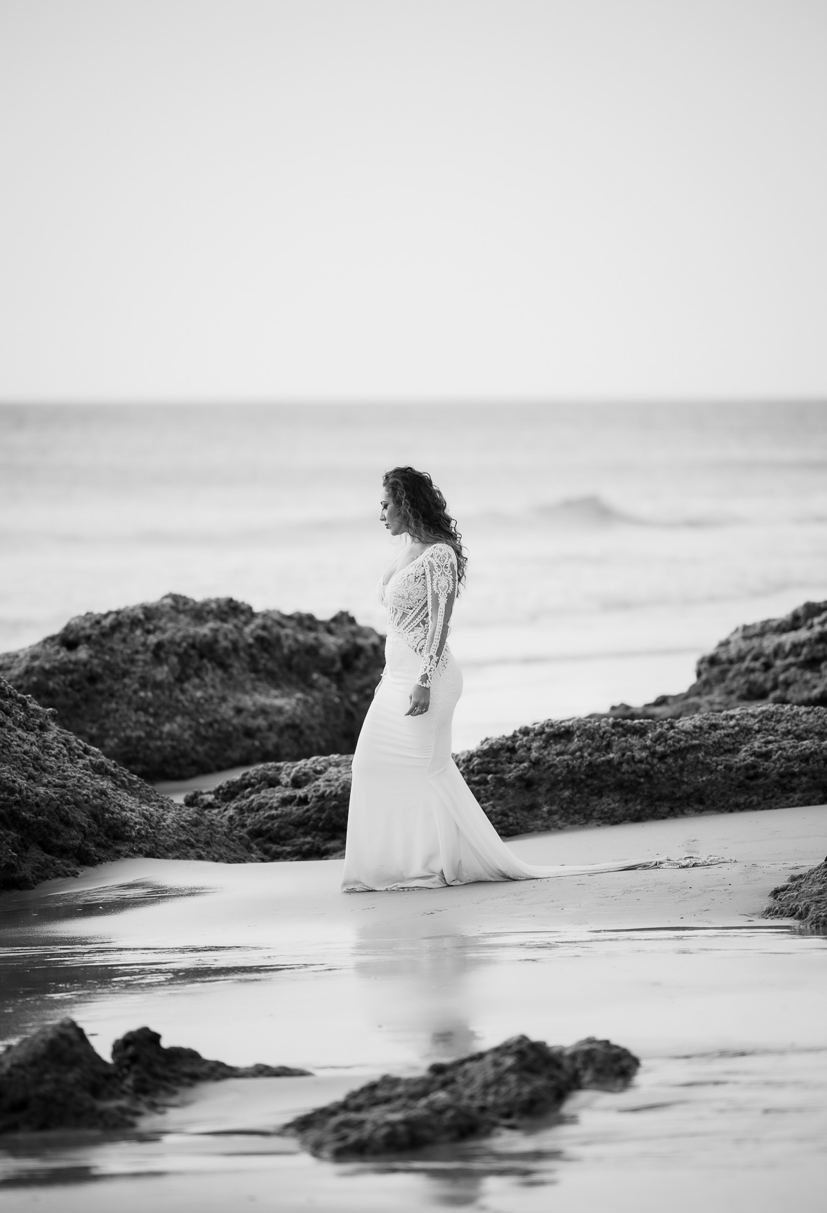 Imagen en blanco y negro de la sesión Postboda de Mari y Víctor en Cala de Roche. Foto Alba 07/10/2022