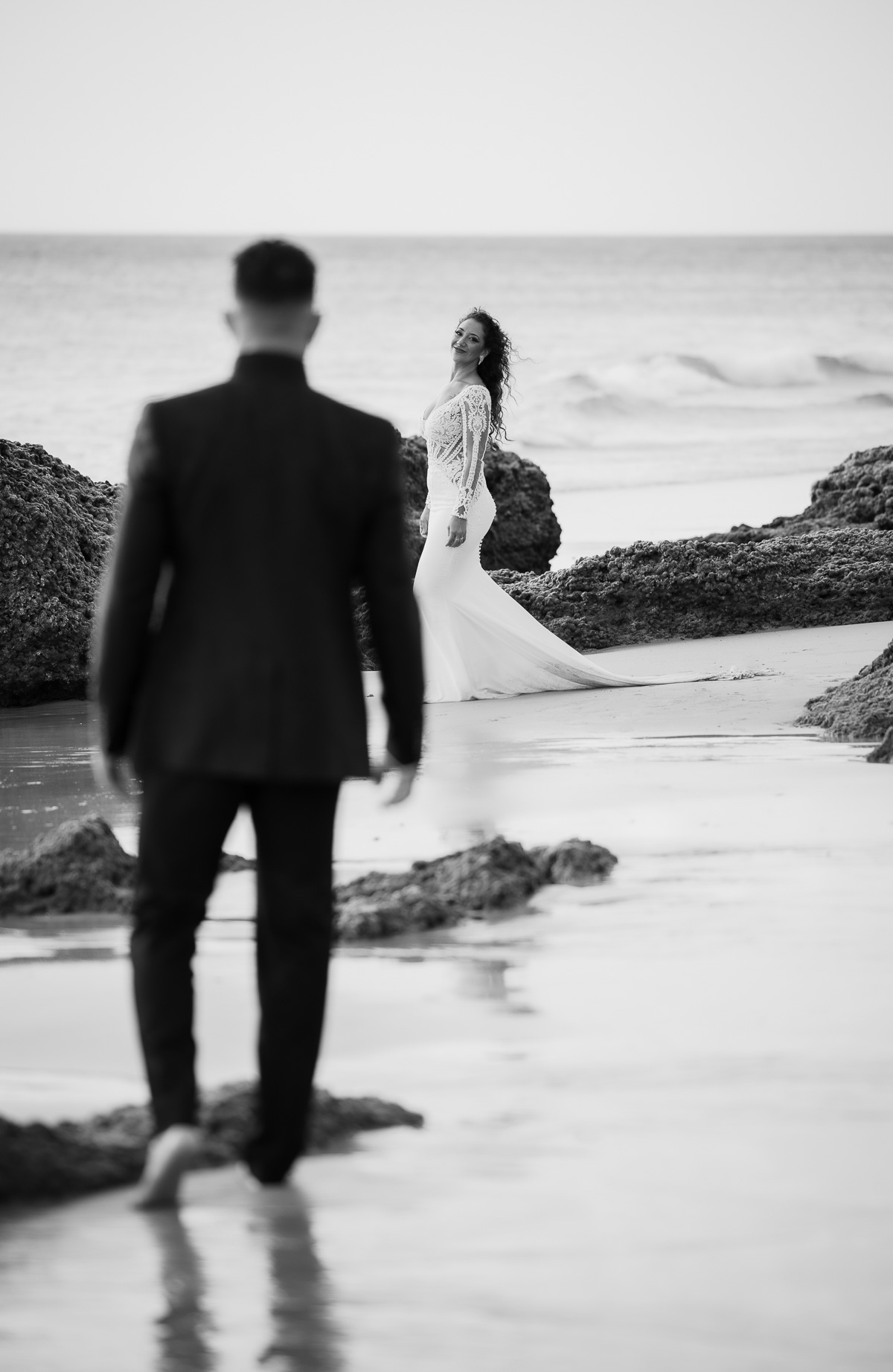 Imagen en blanco y negro de la sesión Postboda de Mari y Víctor en Cala de Roche. Foto Alba 07/10/2022