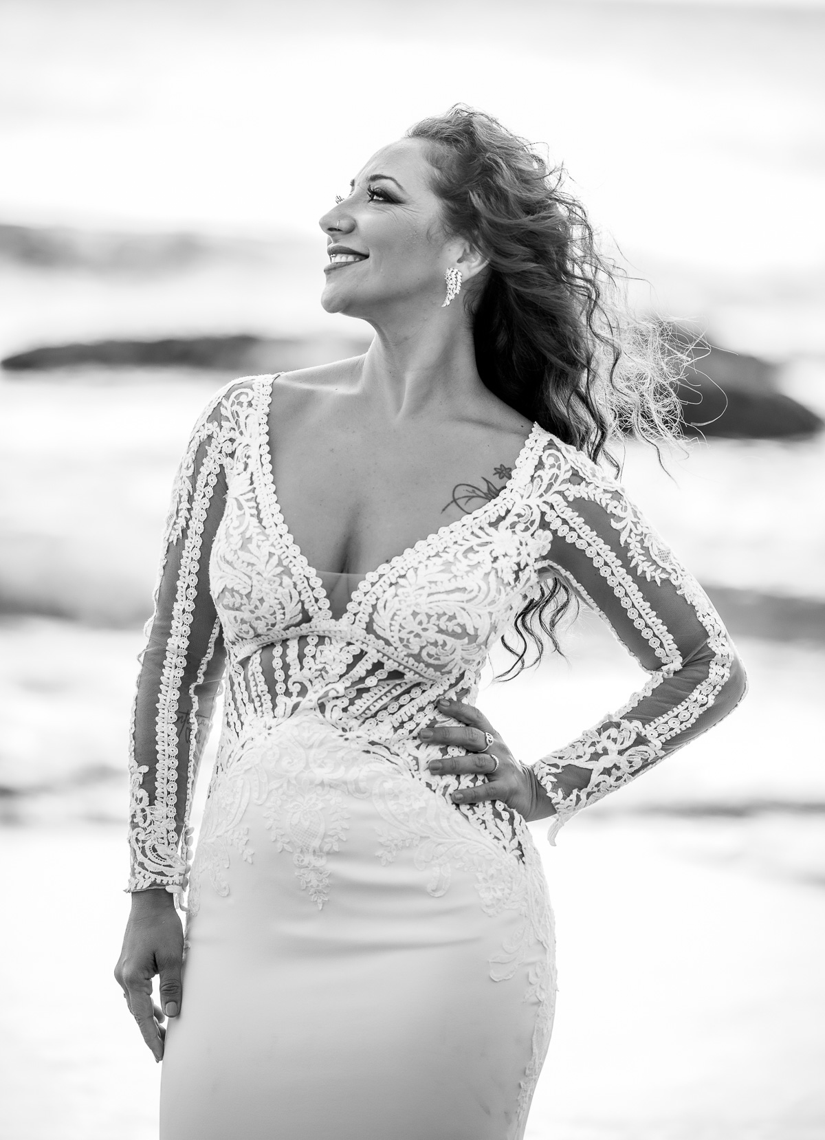 Imagen en blanco y negro de la sesión Postboda de Mari y Víctor en Cala de Roche. Foto Alba 07/10/2022