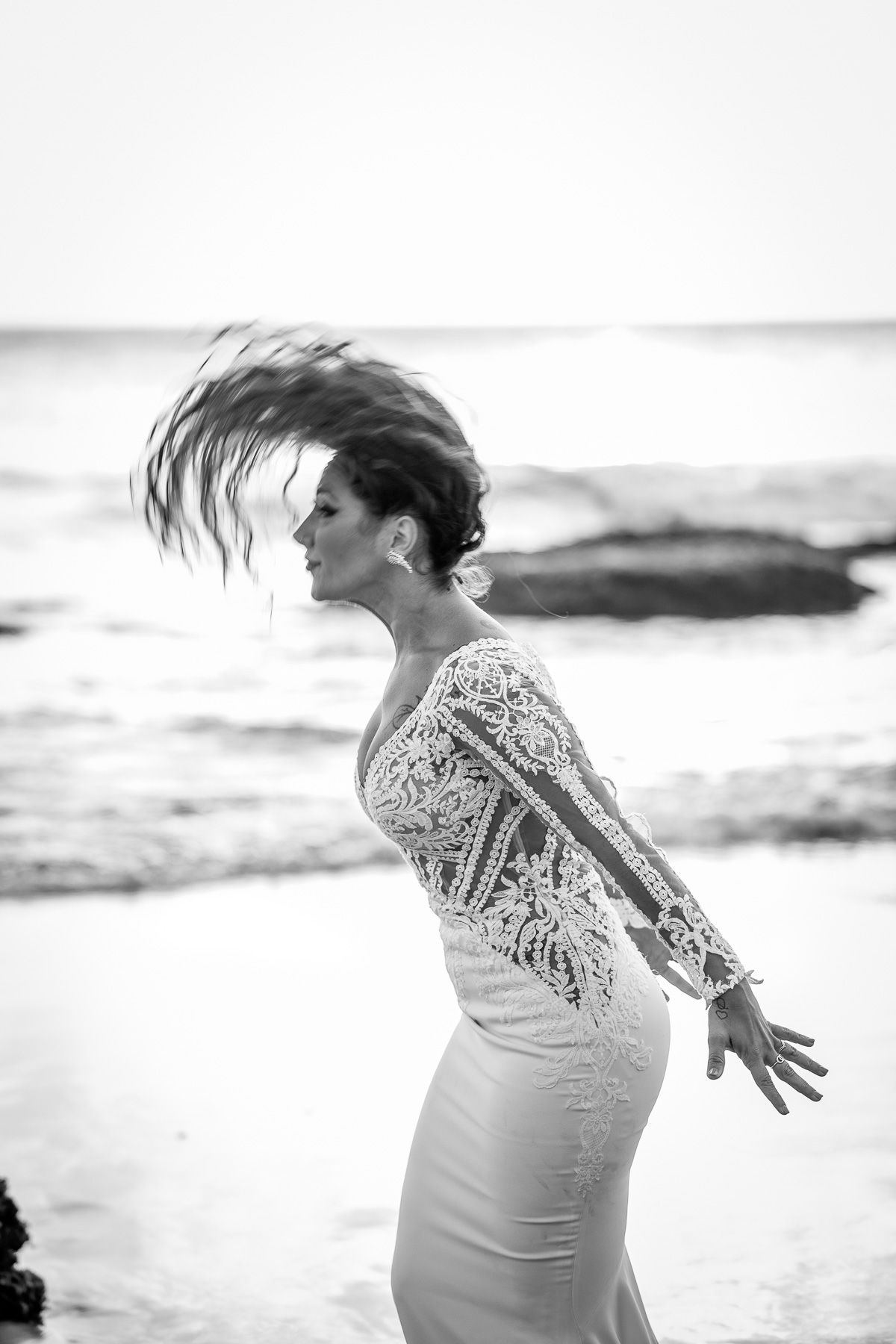 Imagen en blanco y negro de la sesión Postboda de Mari y Víctor en Cala de Roche. Foto Alba 07/10/2022