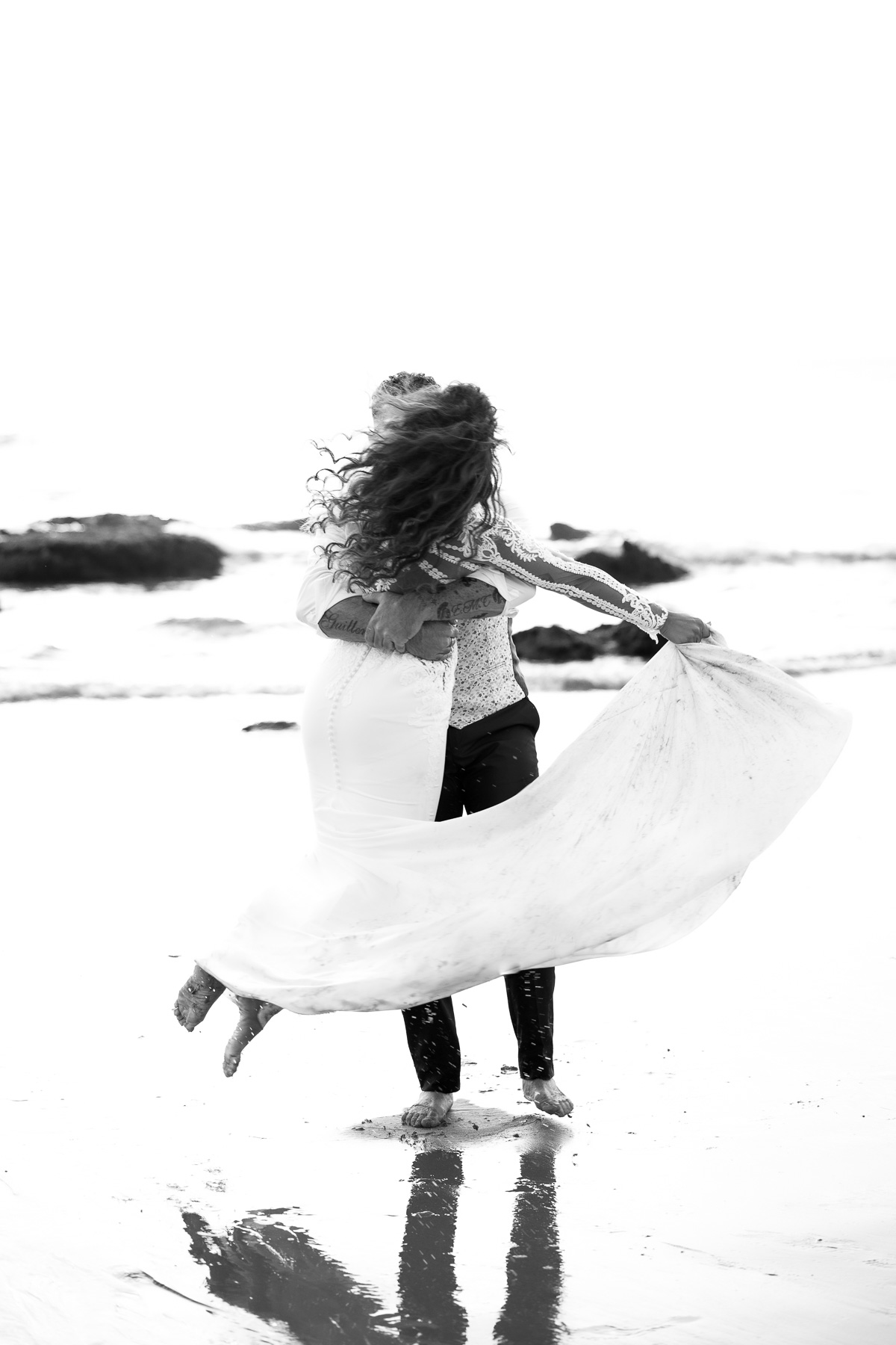 Imagen en blanco y negro de la sesión Postboda de Mari y Víctor en Cala de Roche. Foto Alba 07/10/2022