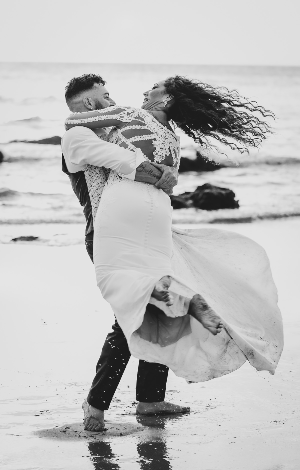 Imagen en blanco y negro de la sesión Postboda de Mari y Víctor en Cala de Roche. Foto Alba 07/10/2022