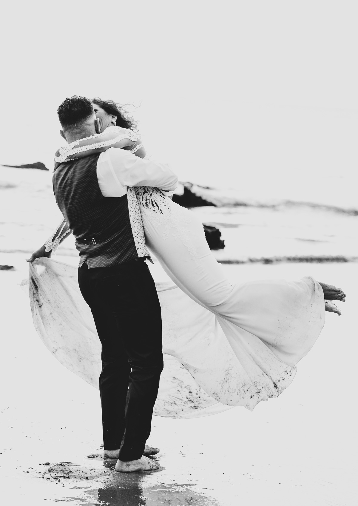 Imagen en blanco y negro de la sesión Postboda de Mari y Víctor en Cala de Roche. Foto Alba 07/10/2022