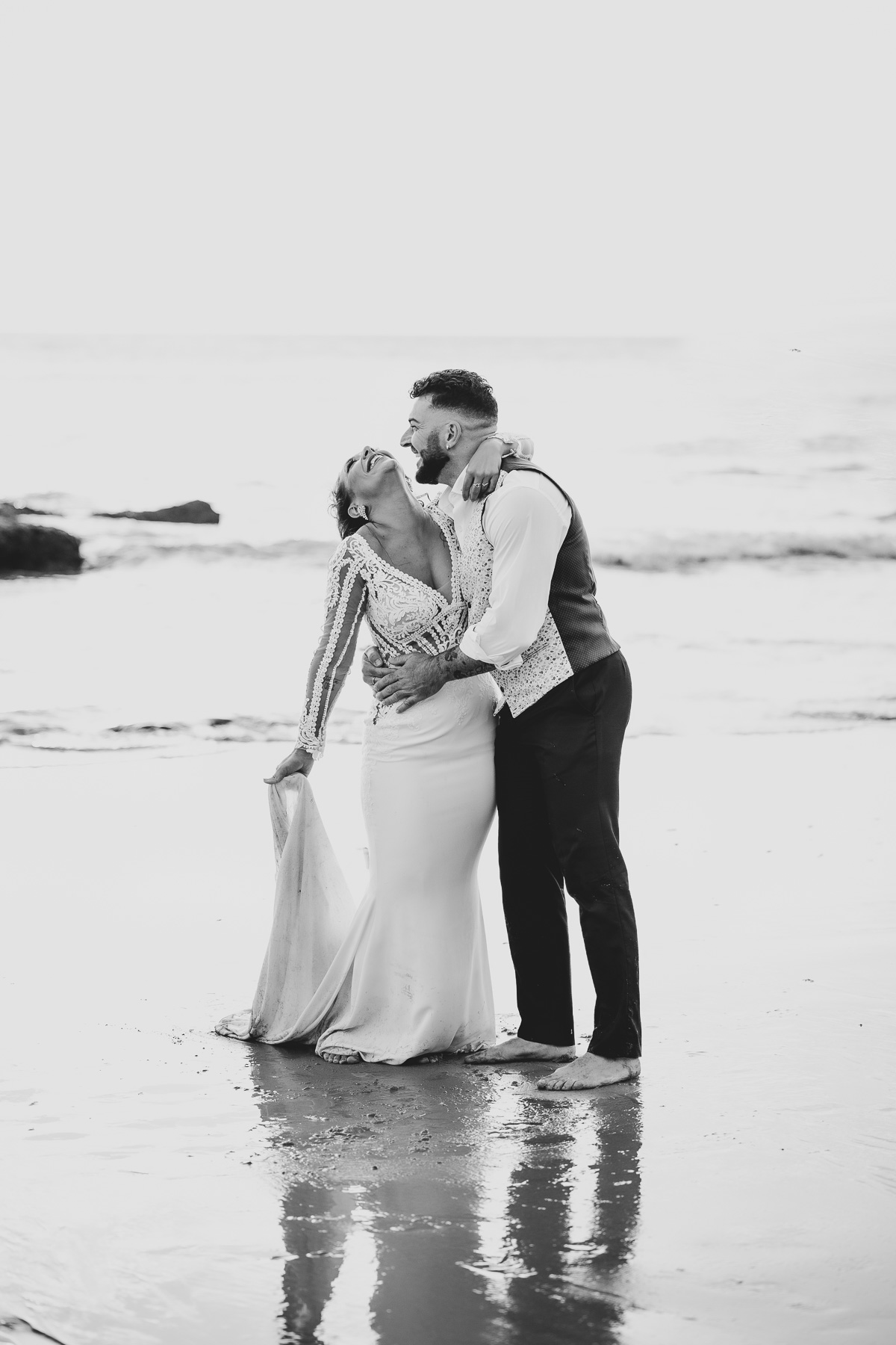 Imagen en blanco y negro de la sesión Postboda de Mari y Víctor en Cala de Roche. Foto Alba 07/10/2022