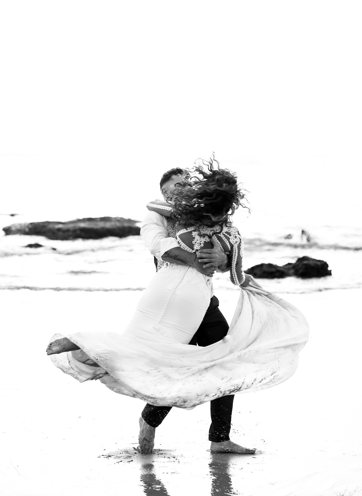 Imagen en blanco y negro de la sesión Postboda de Mari y Víctor en Cala de Roche. Foto Alba 07/10/2022