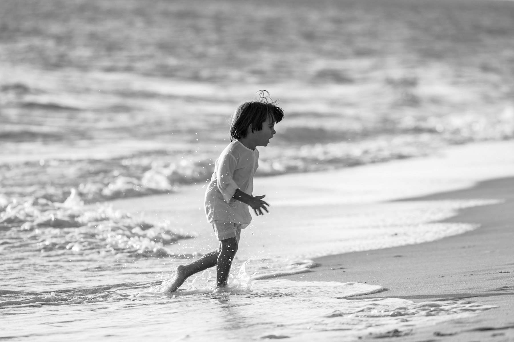 blanco y negro niño jugando en la playa La Barrosa. Foto Alba 14/10/2022