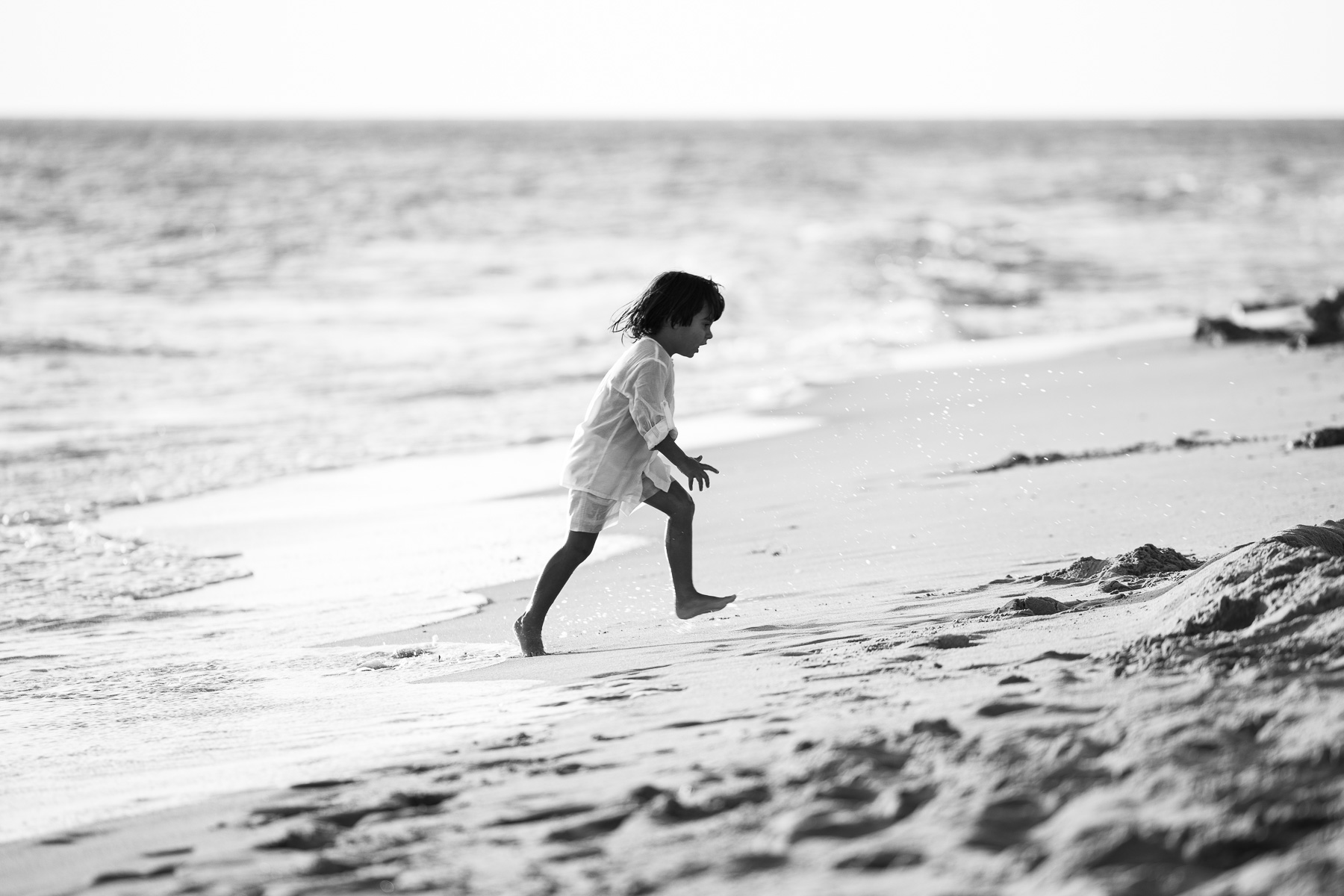 blanco y negro niño jugando en la playa La Barrosa. Foto Alba 14/10/2022