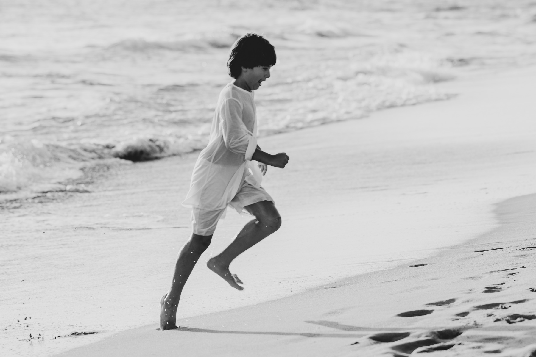 blanco y negro, niño vestido de blanco en la playa, La Barrosa. Foto Alba 14/10/2022