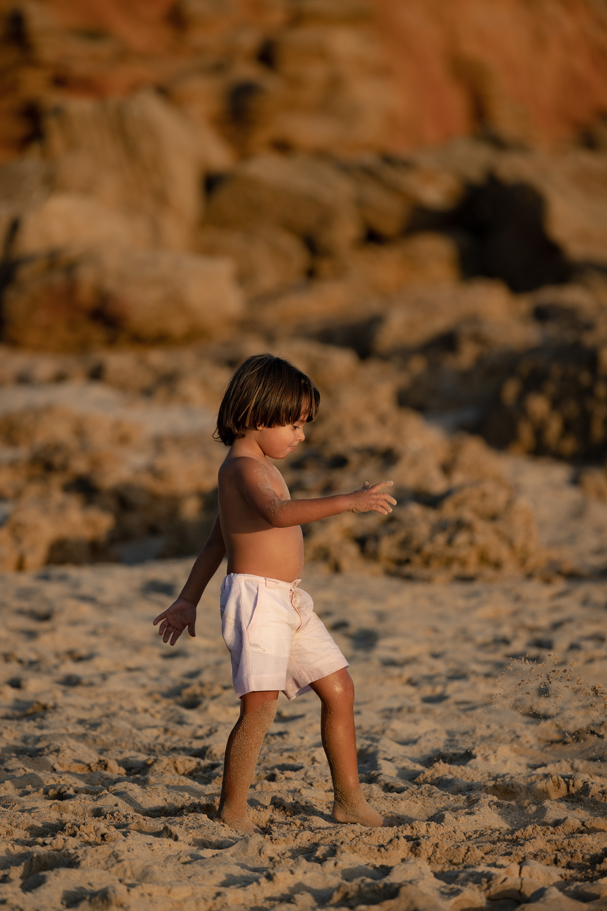 Niño jugando en la playa, el Punto Mágico, La Barrosa. Foto Alba 14/10/2022