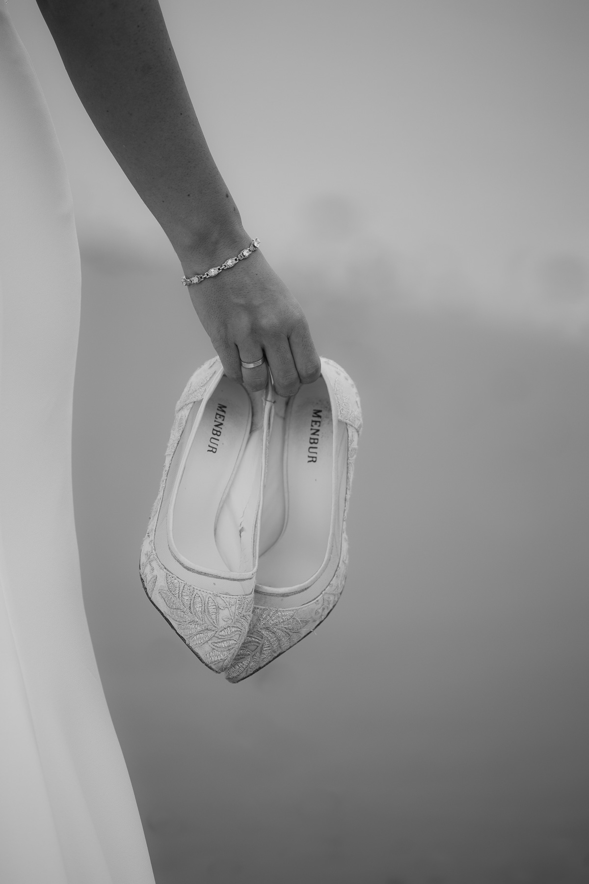 Detalles zapatos novia. Post Boda de Ensueño en Playa de Zahora: Rocío y Roberto