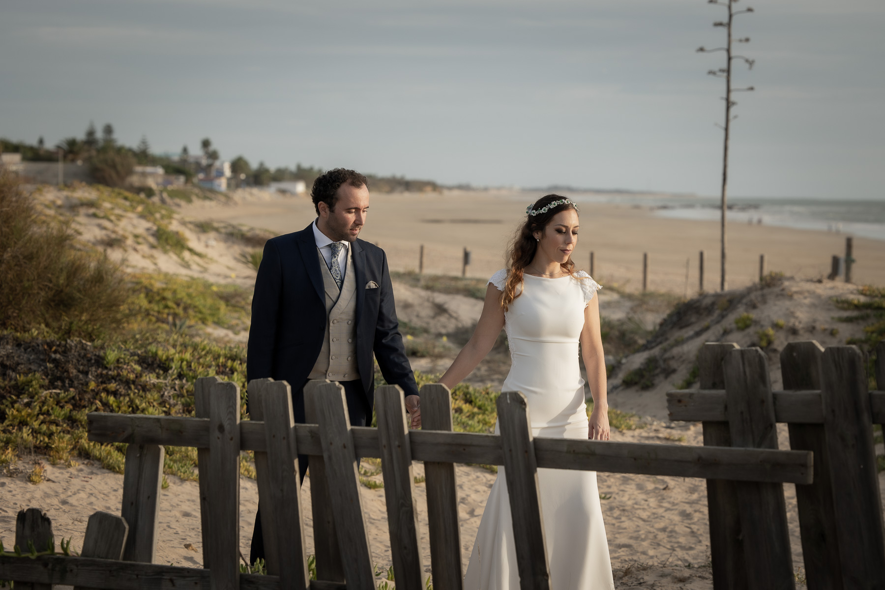 Sesión Postboda en Chipiona: Aurea y Rafael en la Playa de las Tres Piedras. Foto Alba 03/11/2022