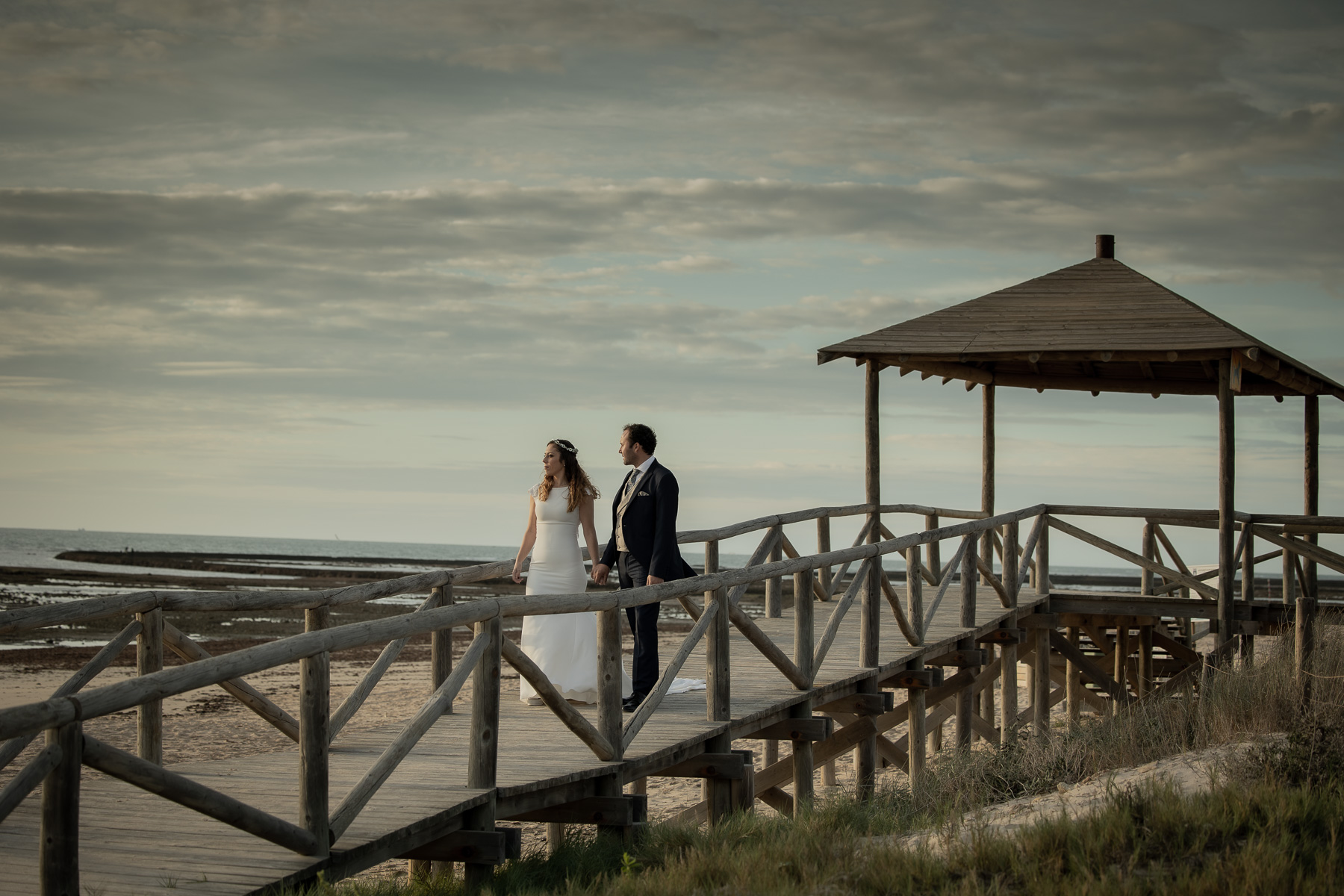 Sesión Postboda en Chipiona: Aurea y Rafael en la Playa de las Tres Piedras. Foto Alba 03/11/2022