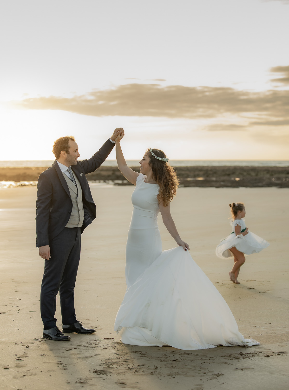 Sesión Postboda en Chipiona: Aurea y Rafael en la Playa de las Tres Piedras. Foto Alba 03/11/2022