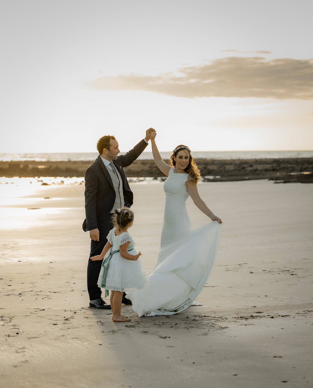 Sesión Postboda en Chipiona: Aurea y Rafael en la Playa de las Tres Piedras. Foto Alba 03/11/2022