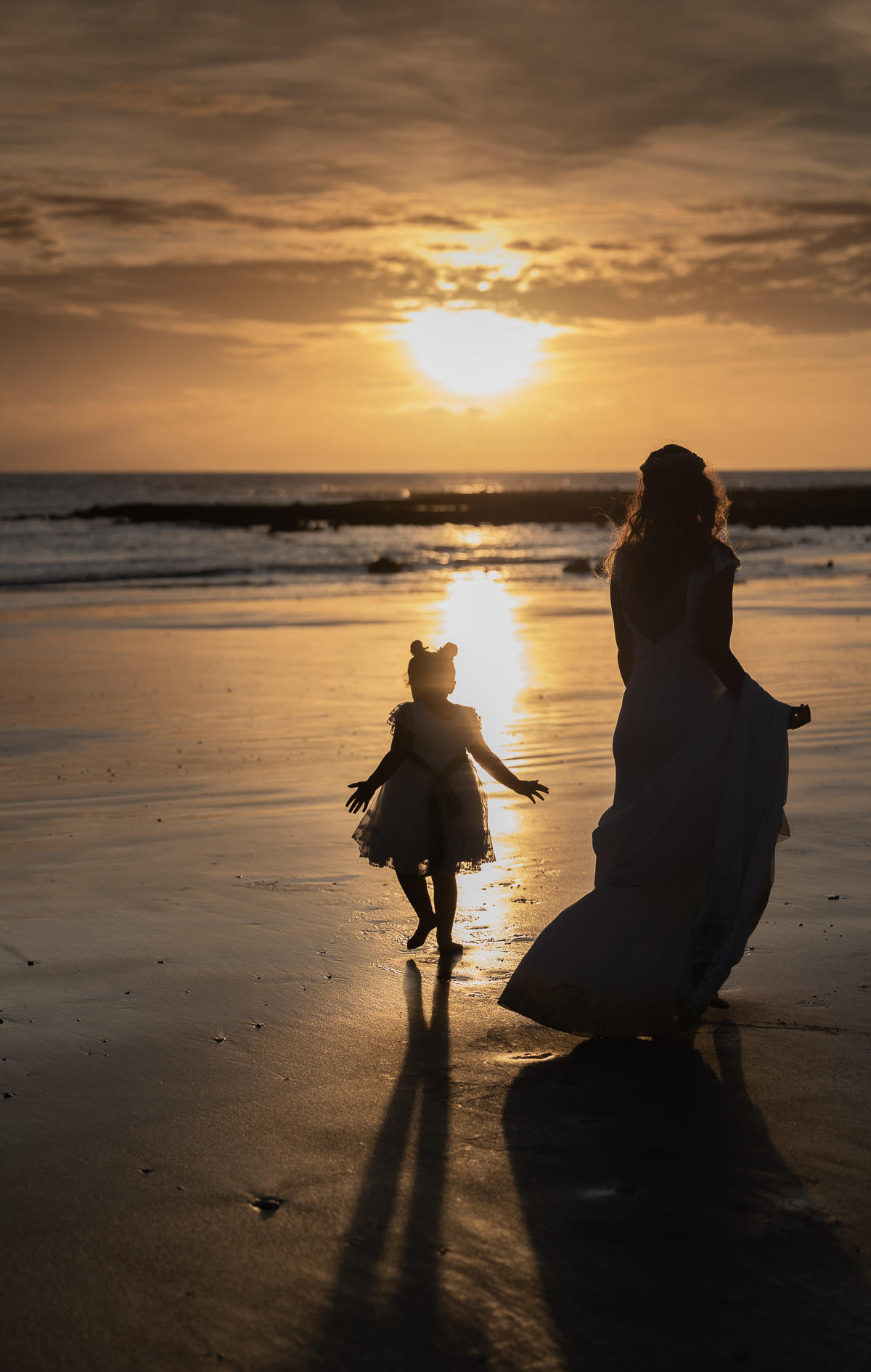 Sesión Postboda en Chipiona: Aurea y Rafael en la Playa de las Tres Piedras. Foto Alba 03/11/2022