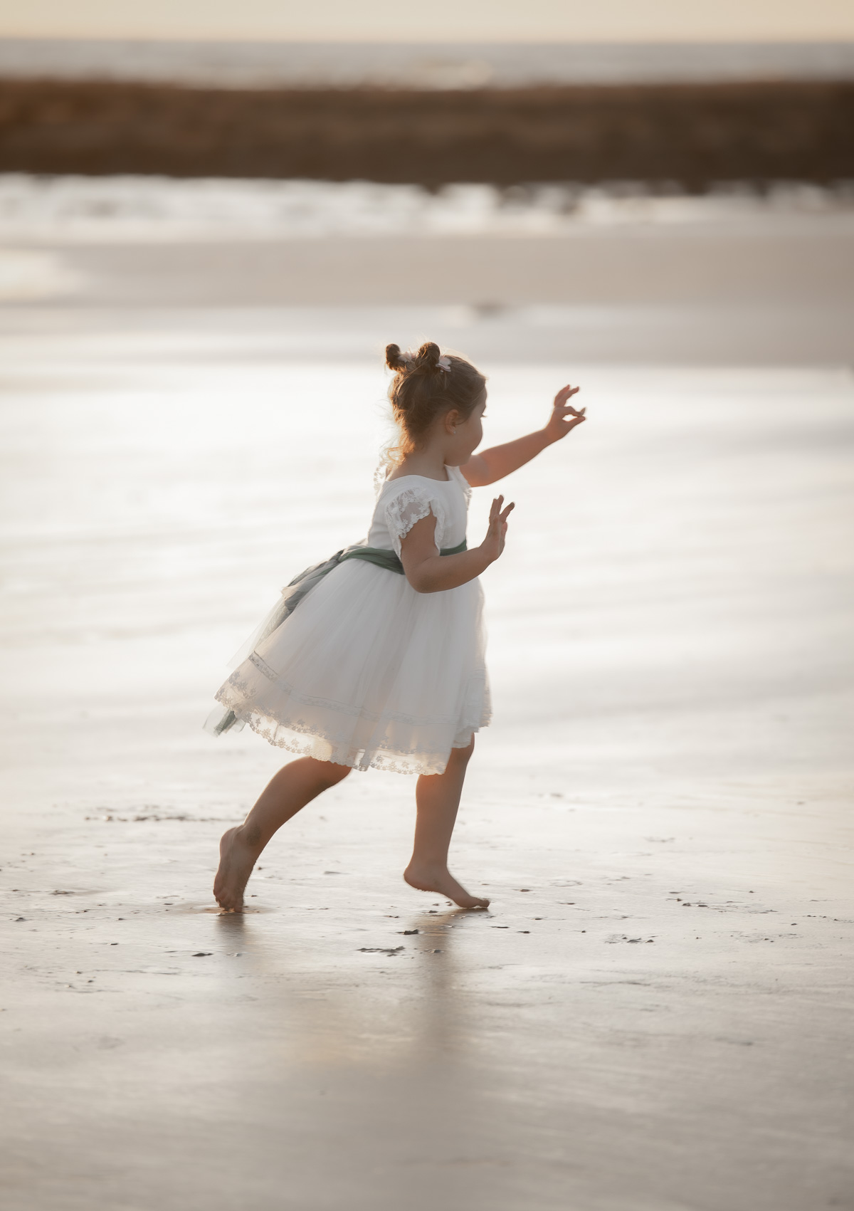 Sesión Postboda en Chipiona: Hija de Aurea y Rafael en la Playa de las Tres Piedras. Foto Alba 03/11/2022
