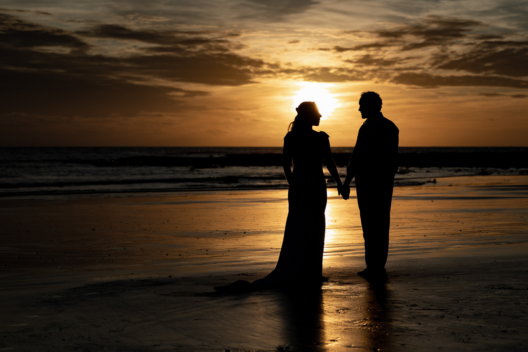 Sesión Postboda en Chipiona: Aurea y Rafael en la Playa de las Tres Piedras. Foto Alba 03/11/2022