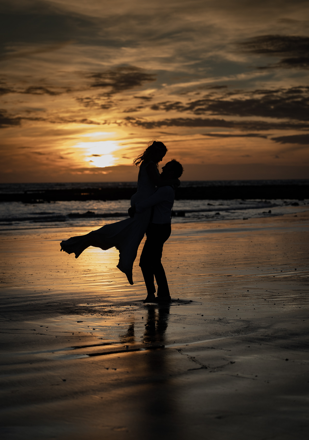 Sesión Postboda en Chipiona: Aurea y Rafael en la Playa de las Tres Piedras. Foto Alba 03/11/2022