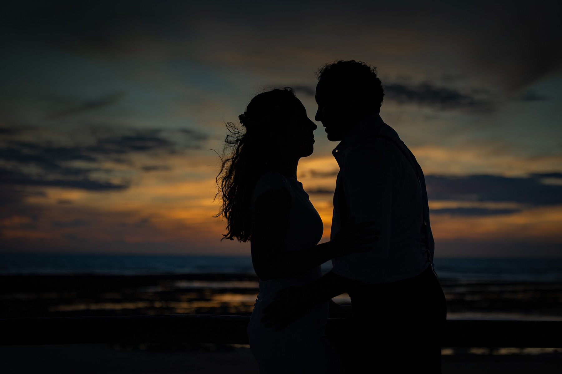 Sesión Postboda en Chipiona: Aurea y Rafael en la Playa de las Tres Piedras. Foto Alba 03/11/2022