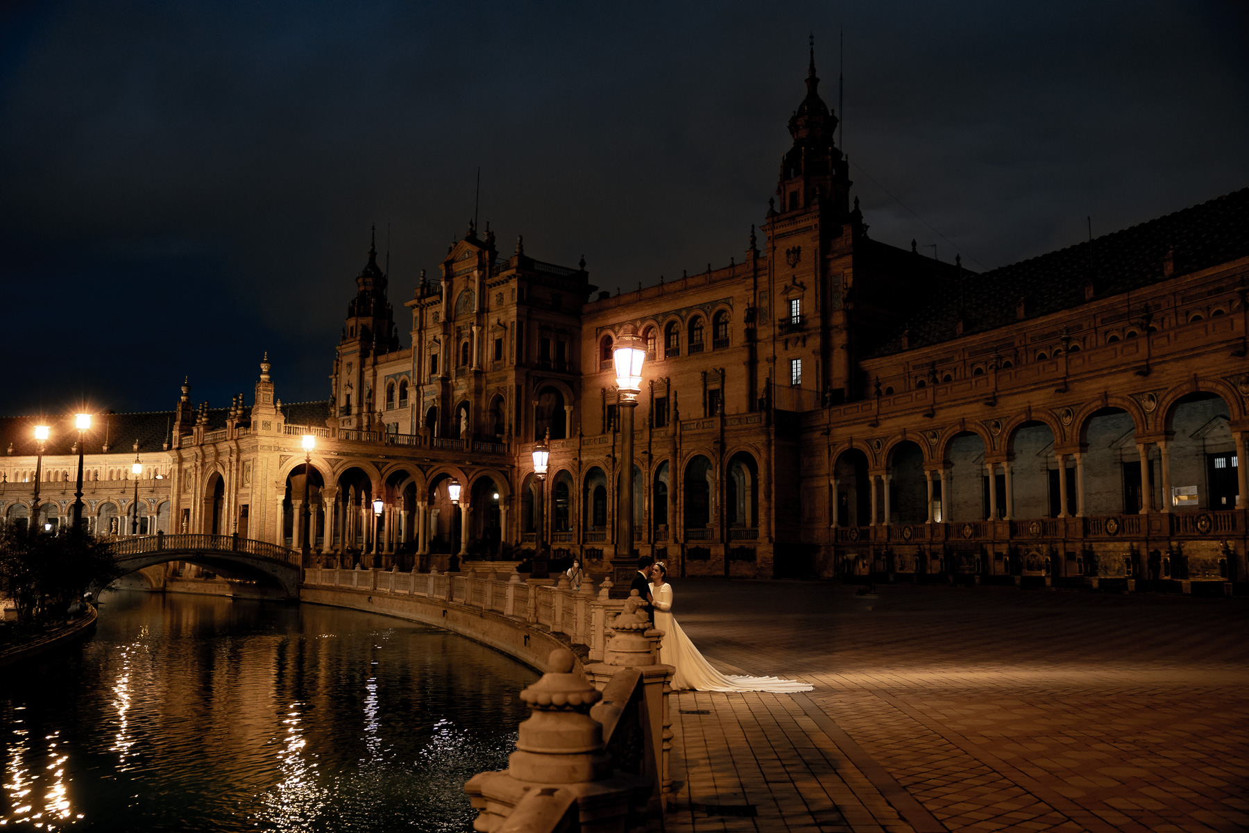 Post Boda de Marina y José en la Plaza de España de Sevilla. © Foto Aba 2022