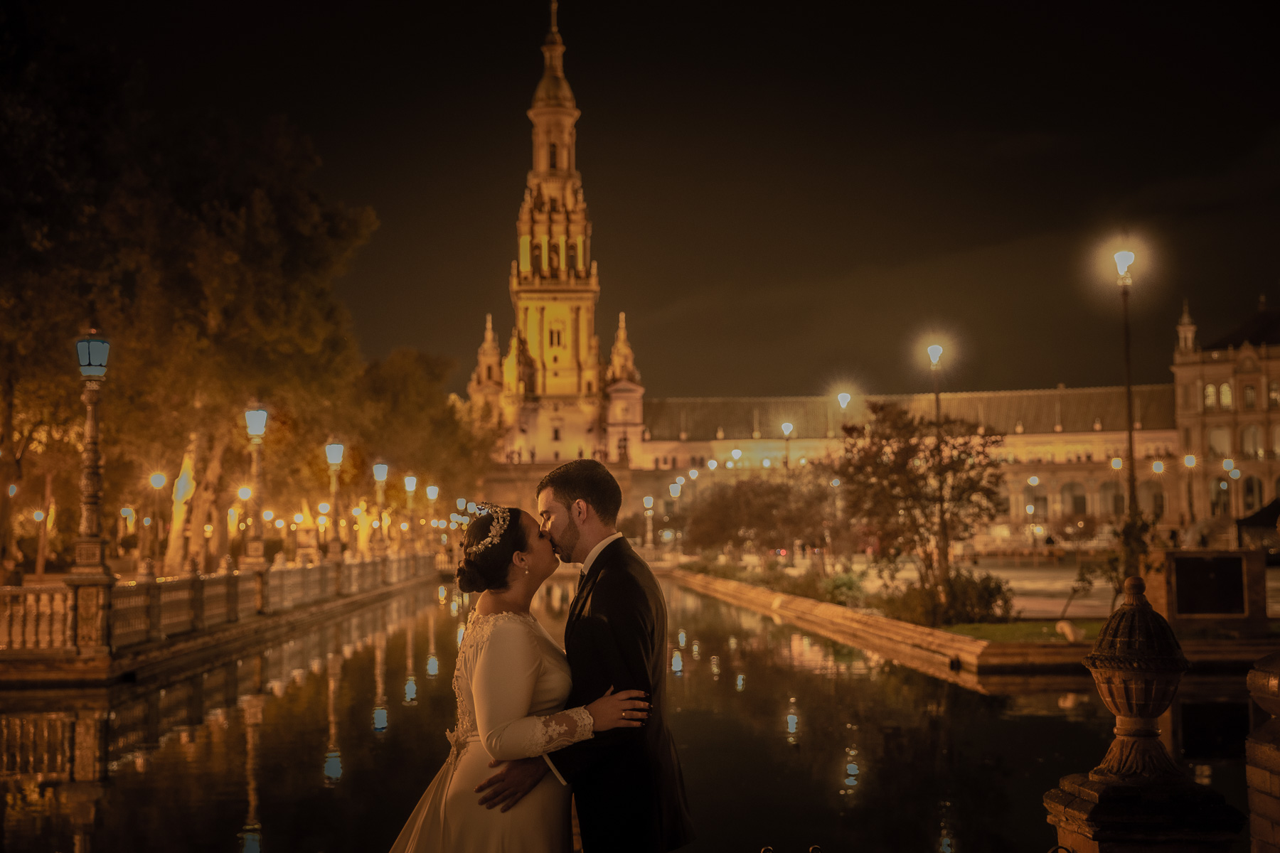 Post Boda de Marina y José en la Plaza de España de Sevilla. © Foto Aba 2022