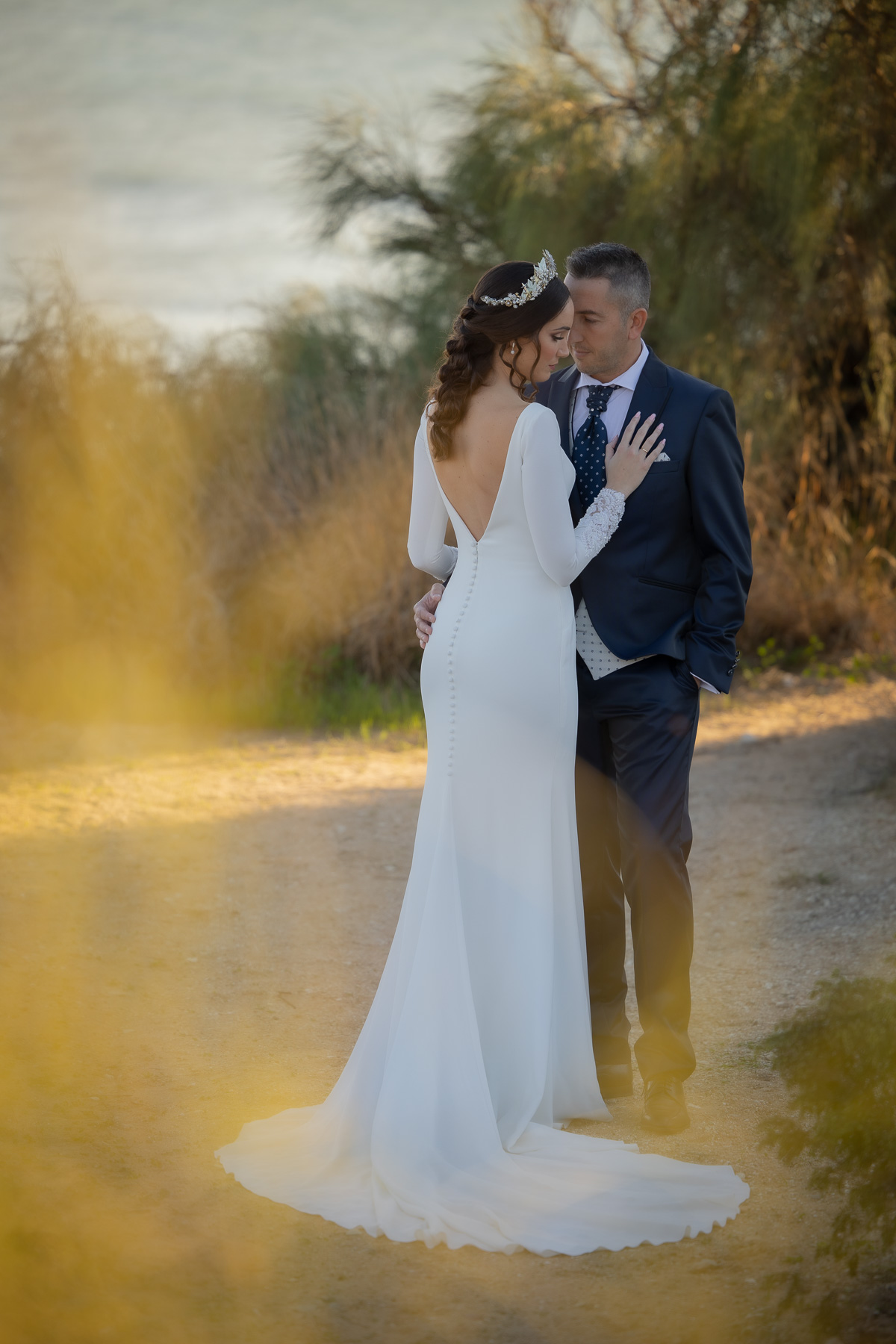 Post Boda en la Playa de la Muralla con Saray e Israel: Un Reportaje Inolvidable. ©Foto Alba 2022