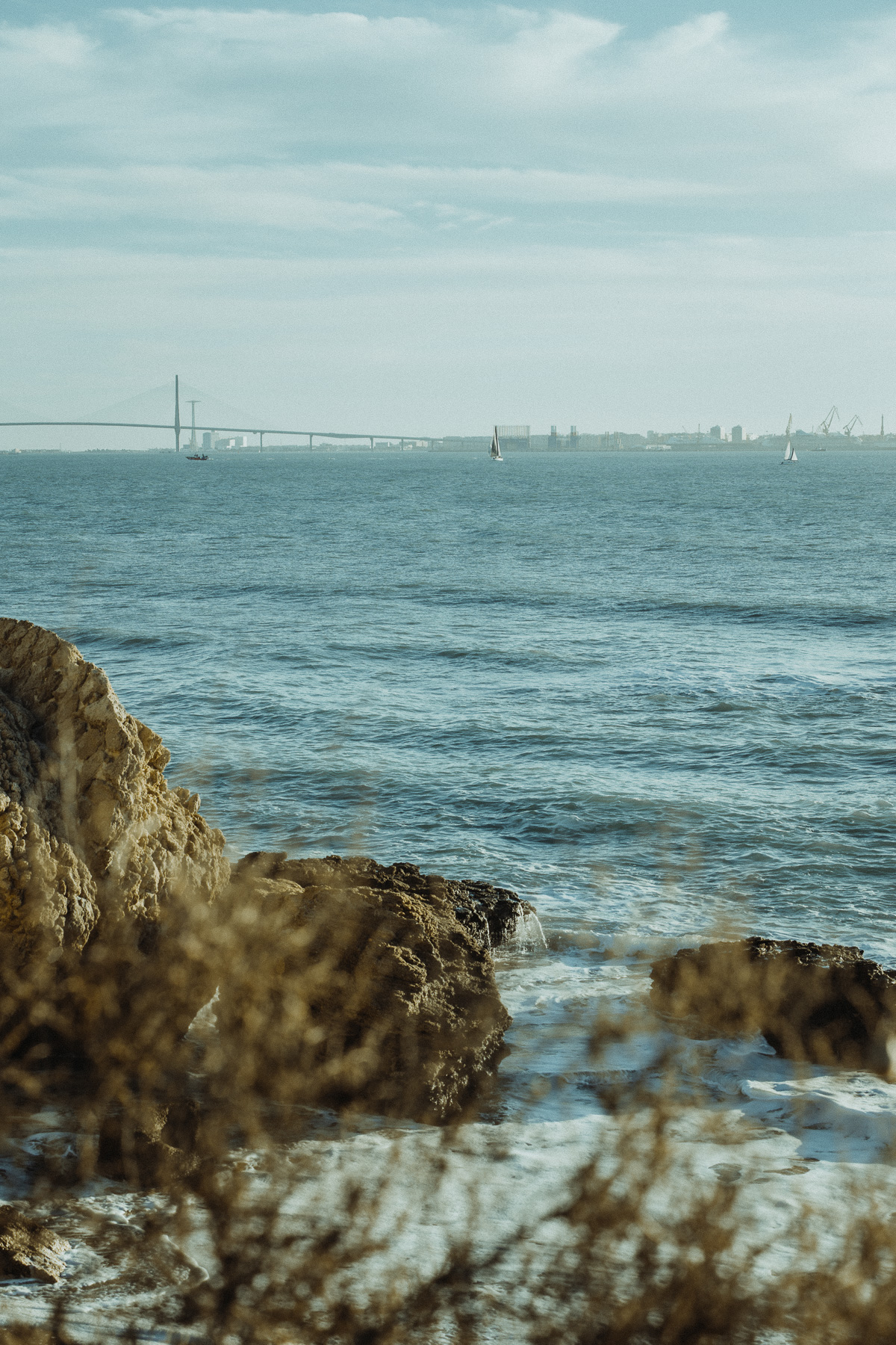Post Boda en la Playa de la Muralla con Saray e Israel: Un Reportaje Inolvidable. ©Foto Alba 2022