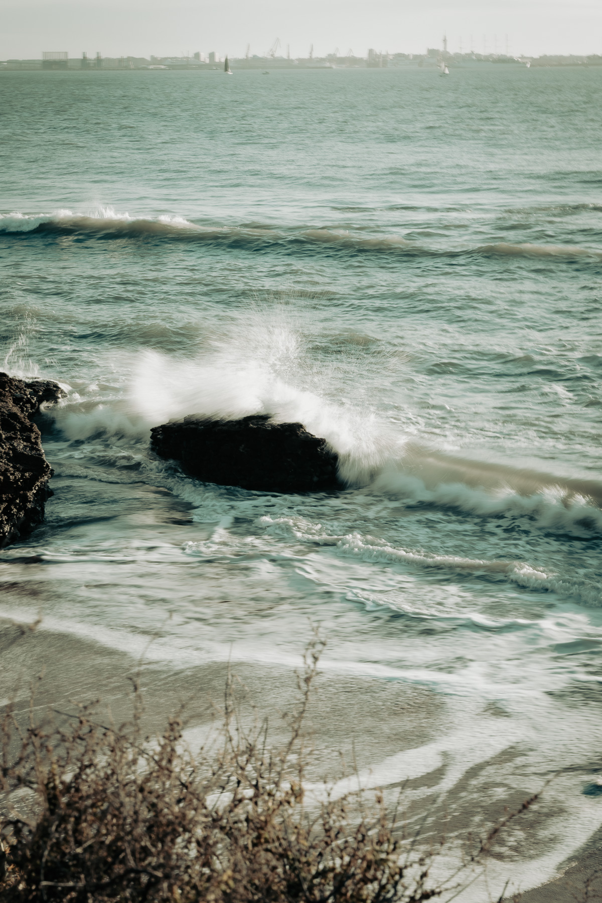 Post Boda en la Playa de la Muralla con Saray e Israel: Un Reportaje Inolvidable. ©Foto Alba 2022