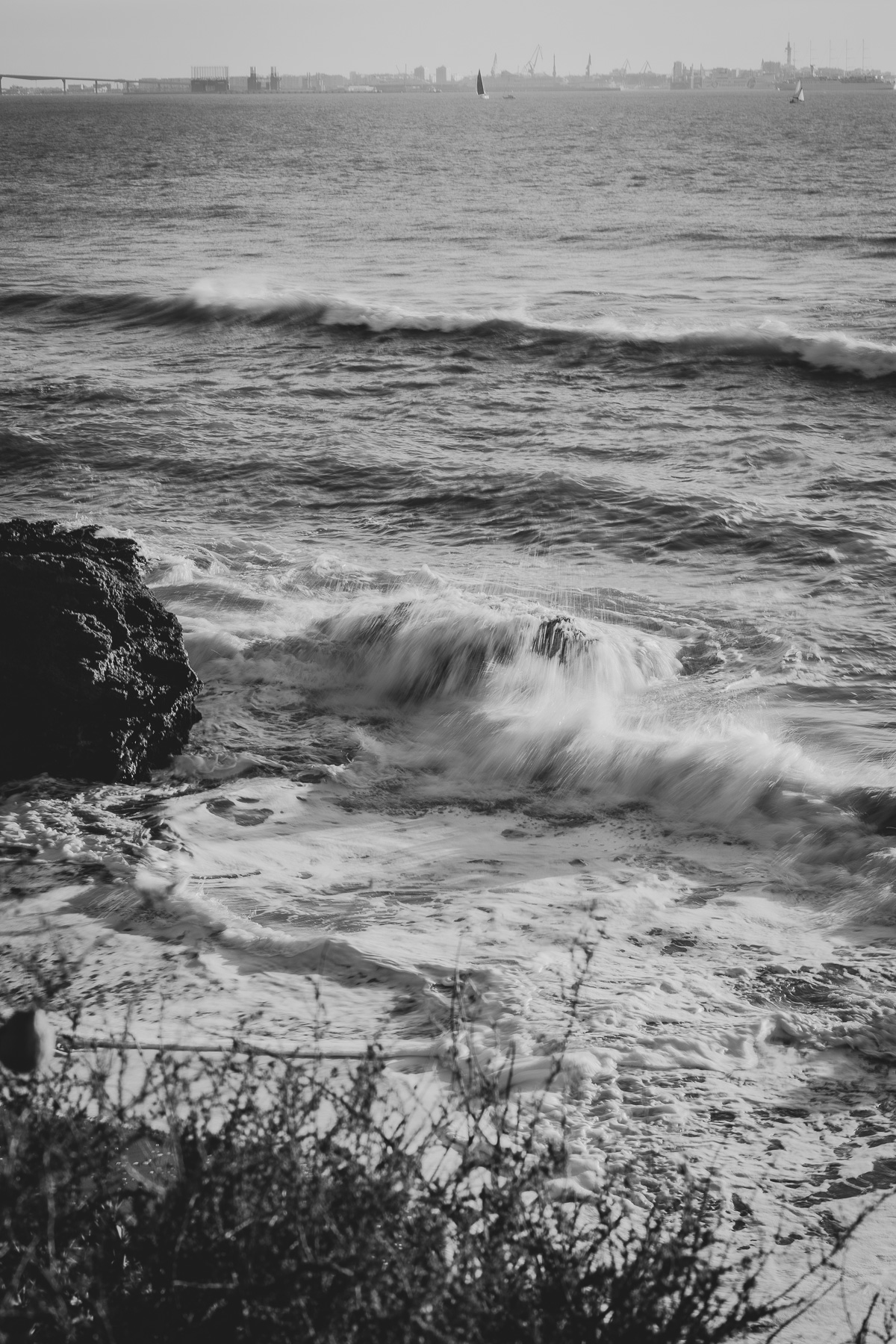Post Boda en la Playa de la Muralla con Saray e Israel: Un Reportaje Inolvidable. ©Foto Alba 2022