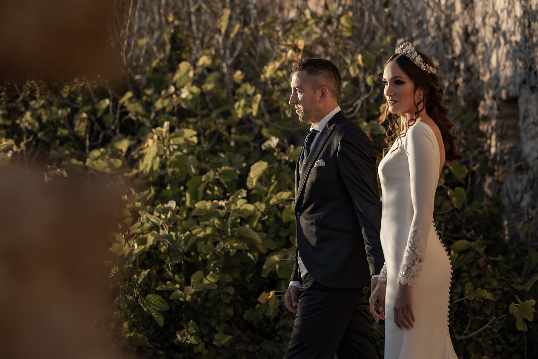 Post Boda en la Playa de la Muralla con Saray e Israel: Un Reportaje Inolvidable. ©Foto Alba 2022