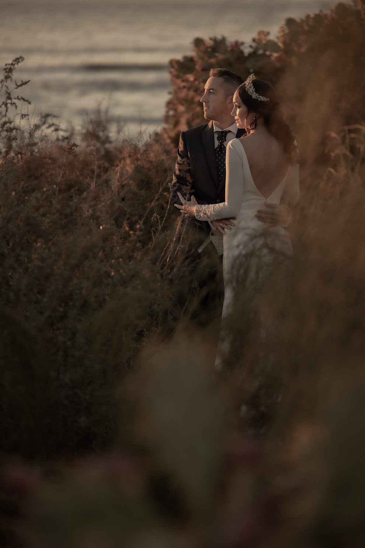 Post Boda en la Playa de la Muralla con Saray e Israel: Un Reportaje Inolvidable. ©Foto Alba 2022