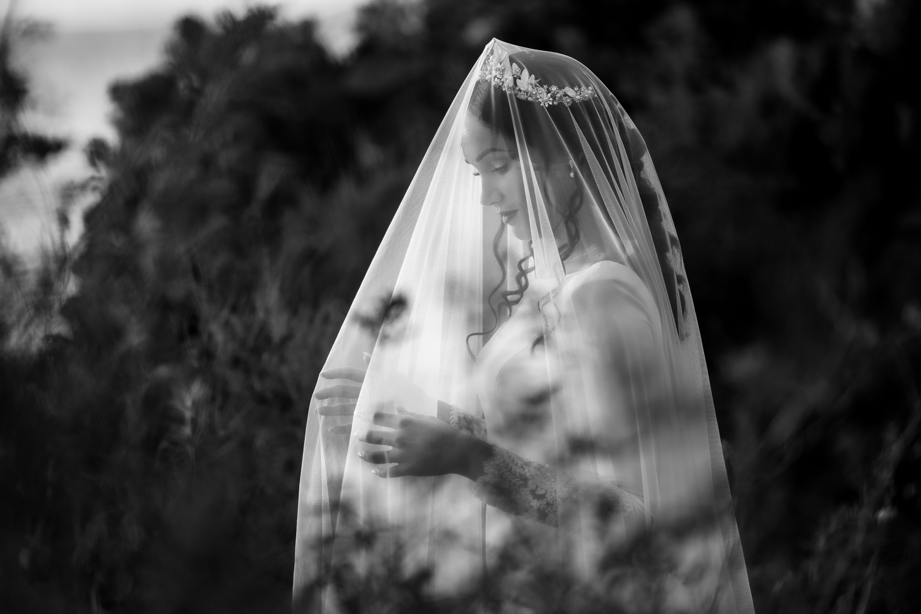 Post Boda en la Playa de la Muralla con Saray e Israel: Un Reportaje Inolvidable. ©Foto Alba 2022
