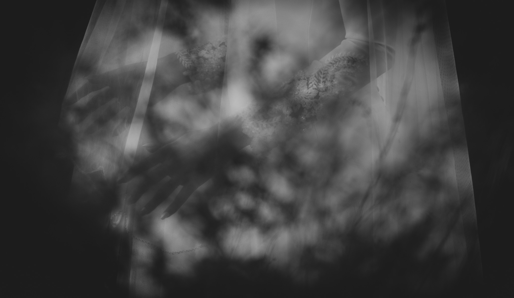 Post Boda en la Playa de la Muralla con Saray e Israel: Un Reportaje Inolvidable. ©Foto Alba 2022