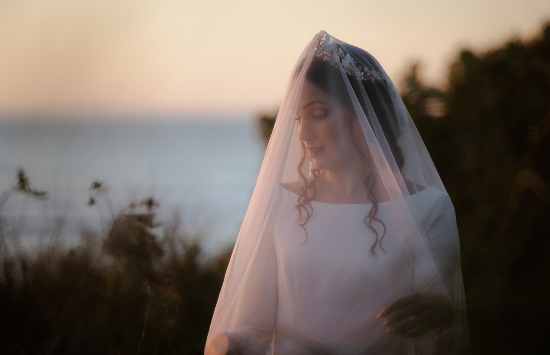 Post Boda en la Playa de la Muralla con Saray e Israel: Un Reportaje Inolvidable. ©Foto Alba 2022