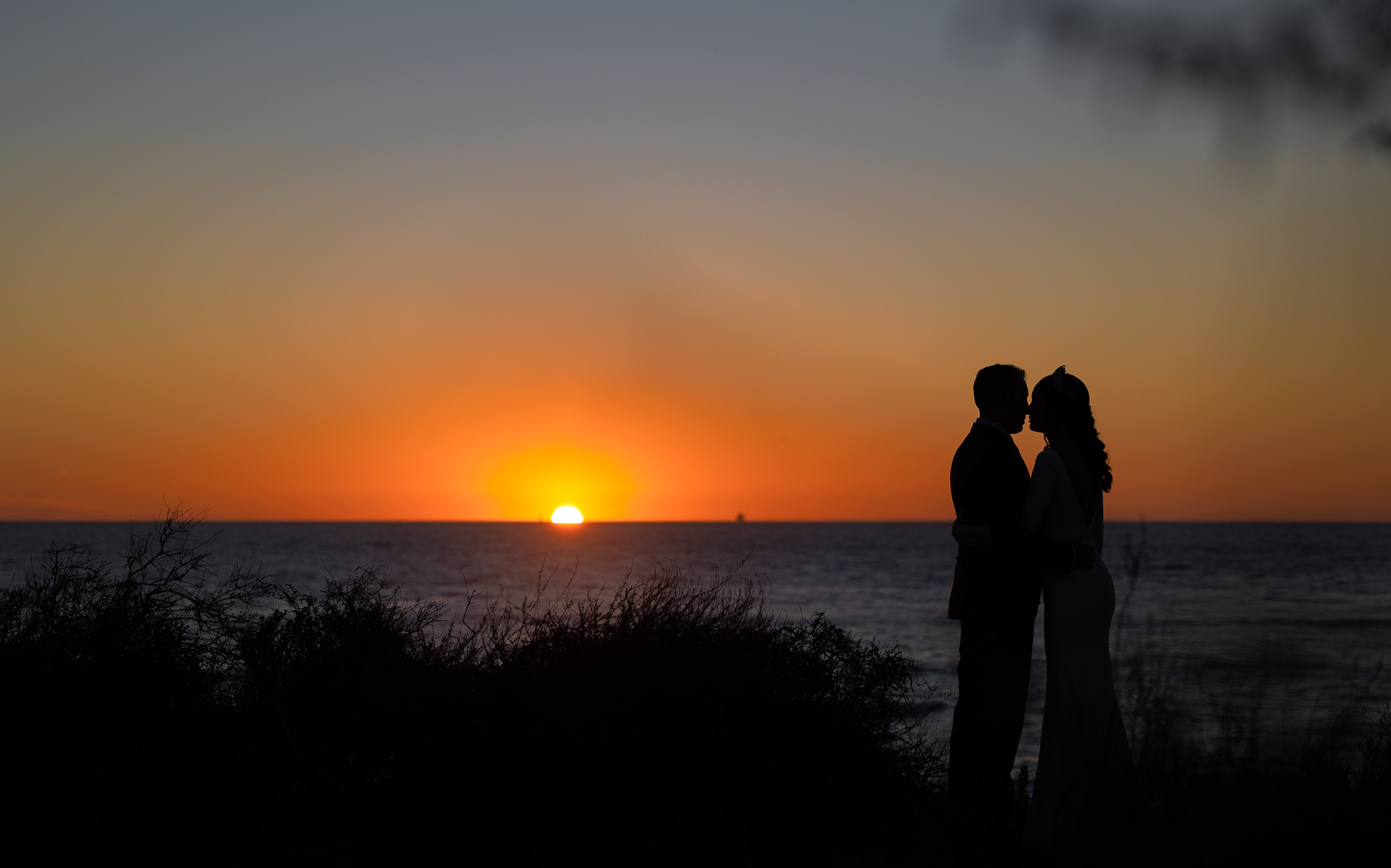Post Boda en la Playa de la Muralla con Saray e Israel: Un Reportaje Inolvidable. ©Foto Alba 2022
