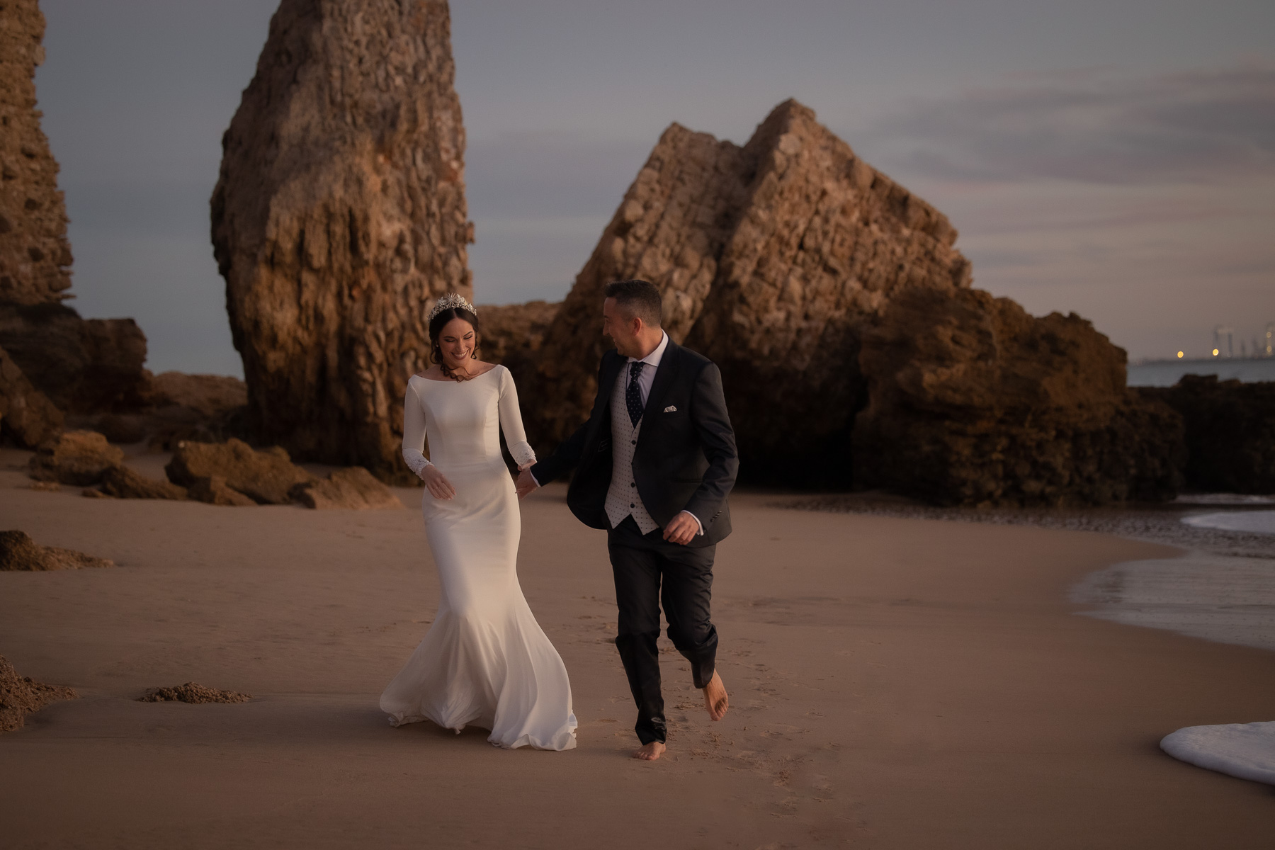 Post Boda en la Playa de la Muralla con Saray e Israel: Un Reportaje Inolvidable. ©Foto Alba 2022