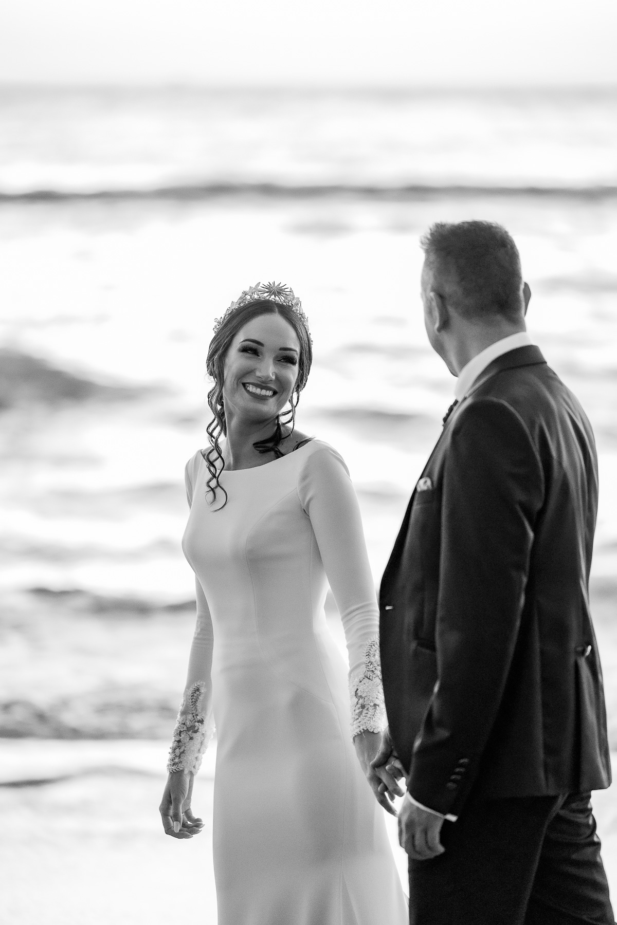 Post Boda en la Playa de la Muralla con Saray e Israel: Un Reportaje Inolvidable. ©Foto Alba 2022