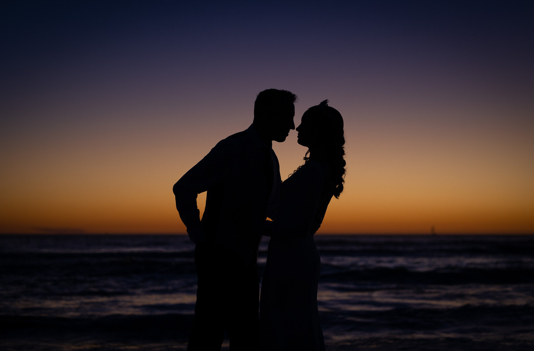 Post Boda en la Playa de la Muralla con Saray e Israel: Un Reportaje Inolvidable. ©Foto Alba 2022