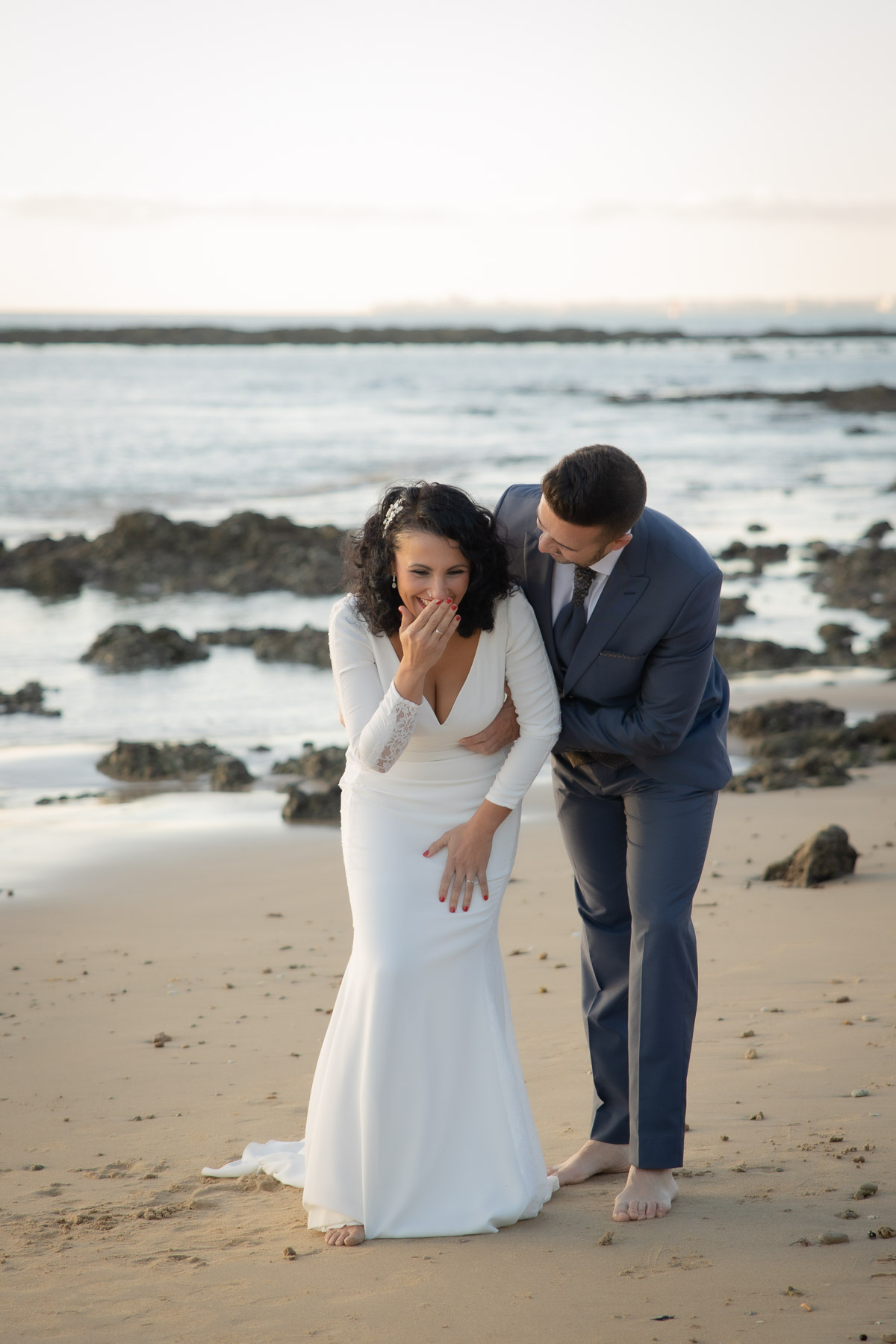 Sesión Post Boda en la Playa de la Muralla. Mª Paz y Borja. © 2023 Foto Alba