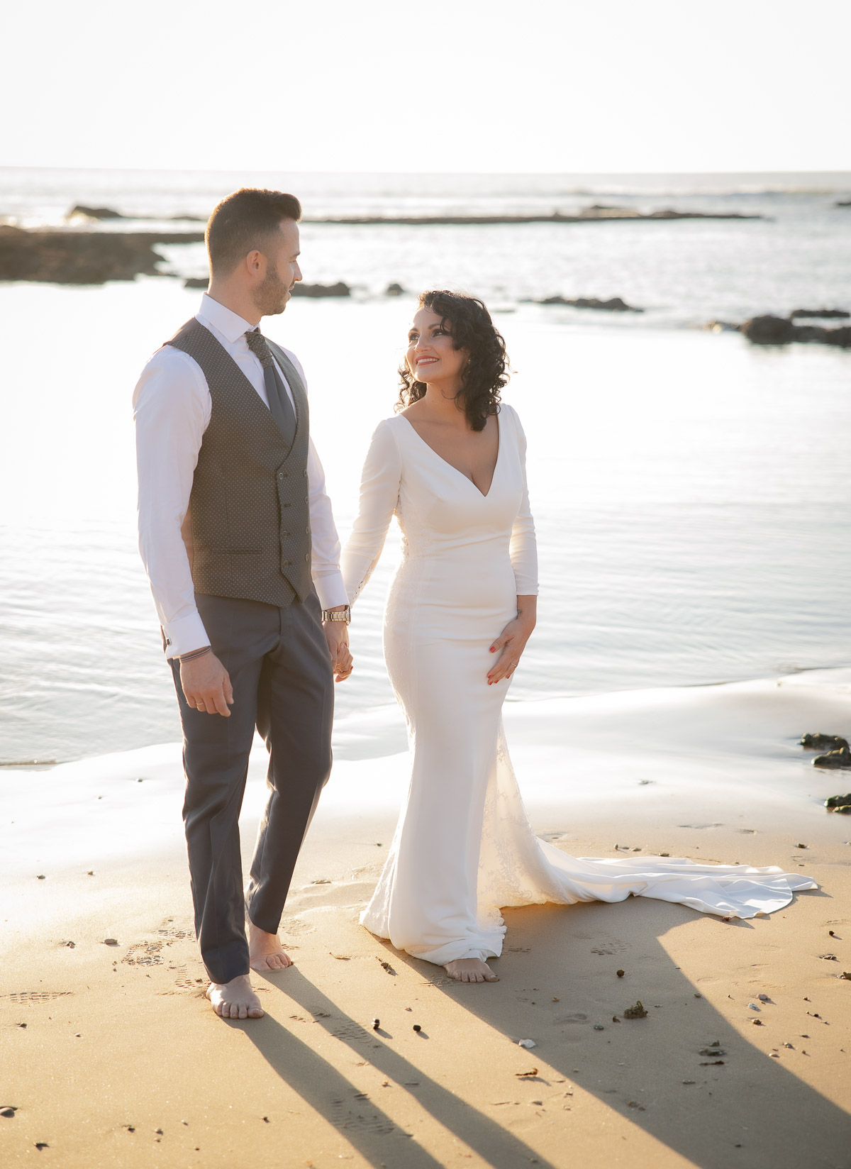 Sesión Post Boda en la Playa de la Muralla. Mª Paz y Borja. © 2023 Foto Alba